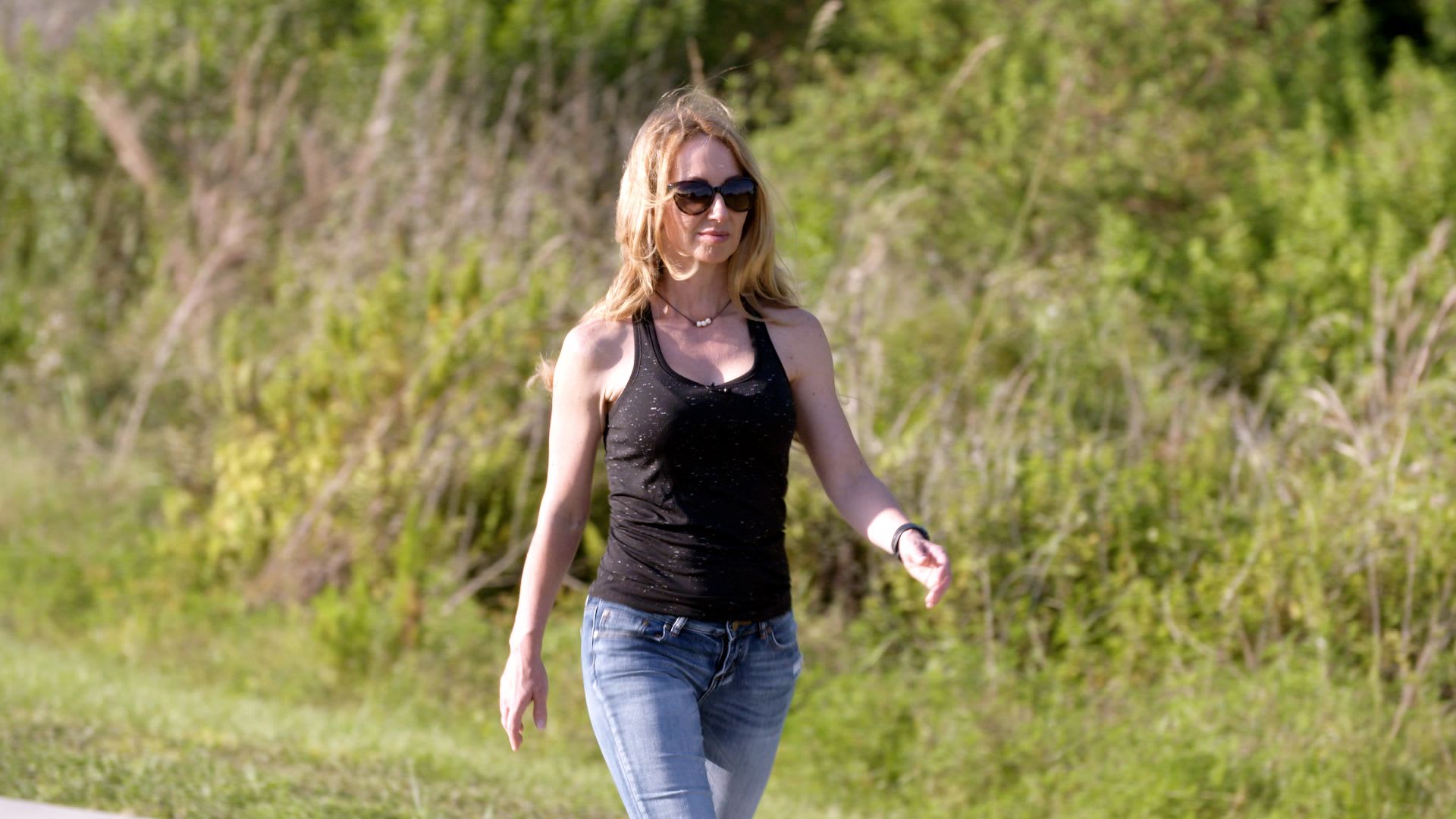 خفف من آلام الركبتين والوركين والظهر.. بتحريك كاحليك