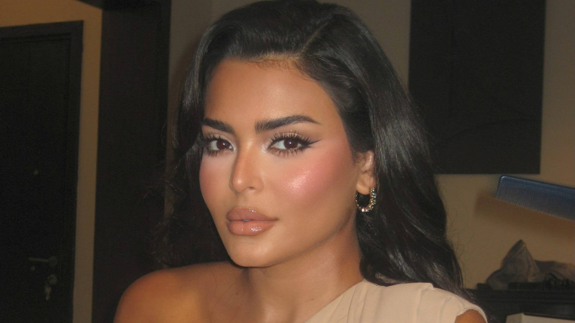 أسماء جلال تتألّق بفستان طوني ورد في عرض فيلم "السلّم والثعبان"