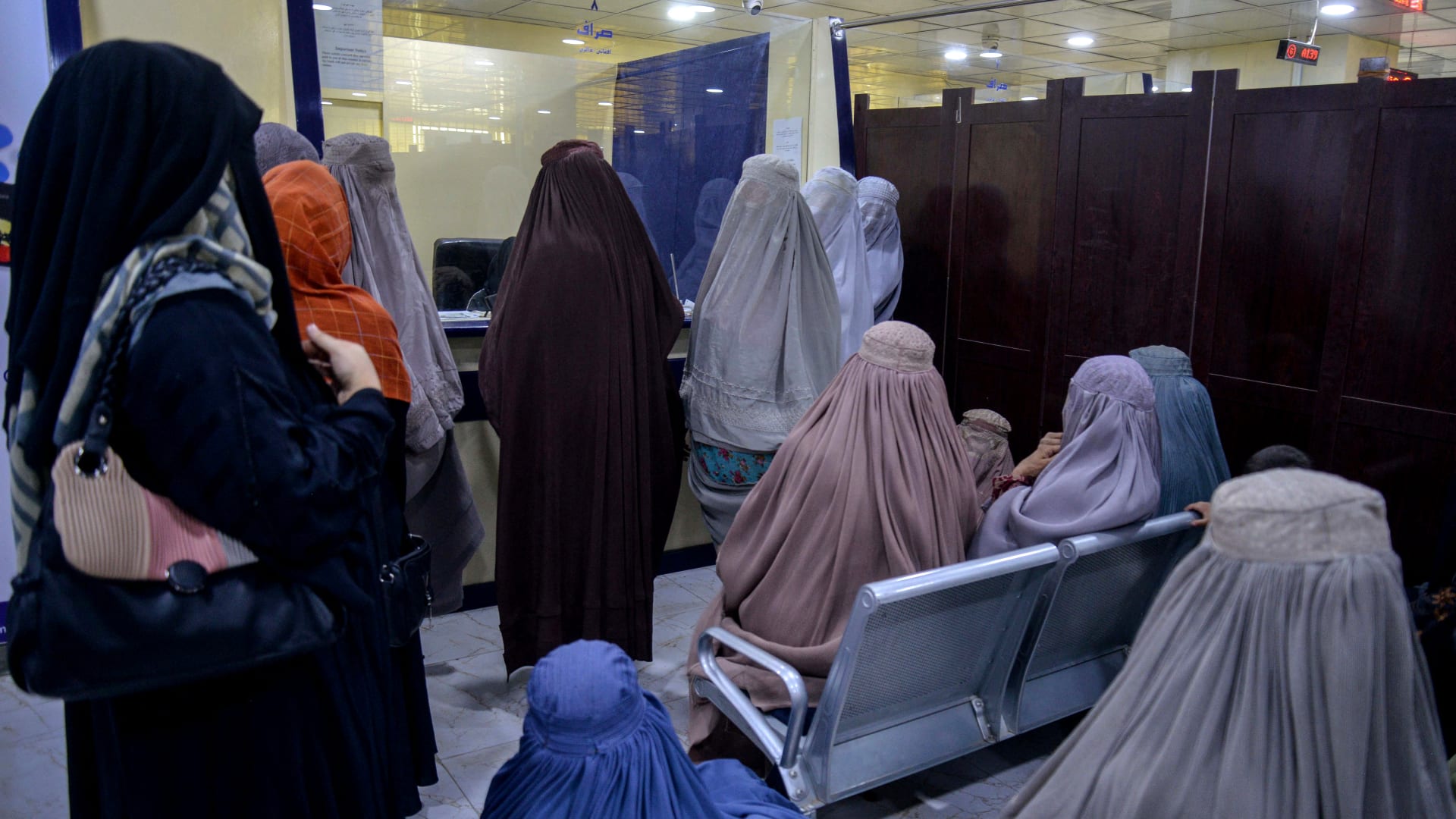 الأفغانيات لا يمكنهن دخول المستشفيات الآن دون ارتداء النقاب