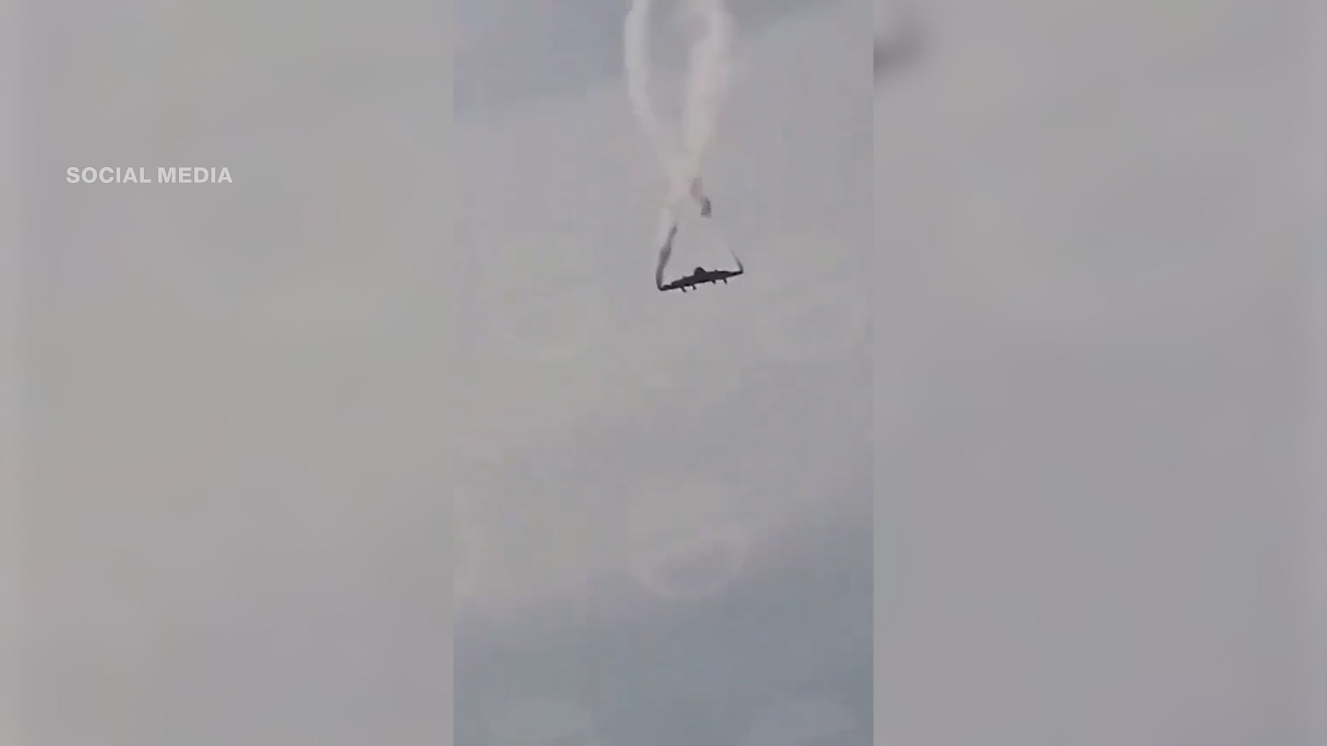 لحظة مرعبة أمام الكاميرا.. سقوط طائرة عسكرية تركية من السماء قبل انفجارها