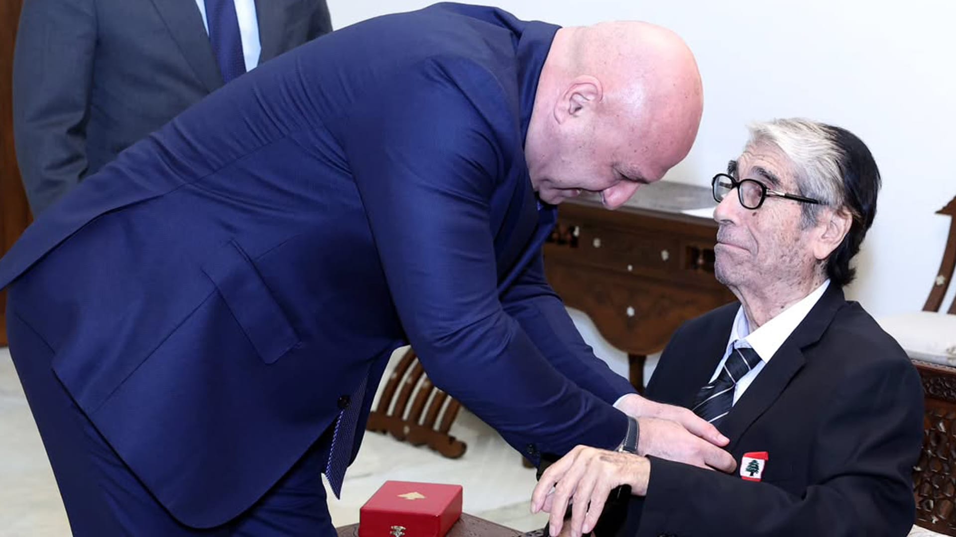 لبنان.. تقليد الفنان صلاح تيزاني "أبو سليم" وسام الاستحقاق