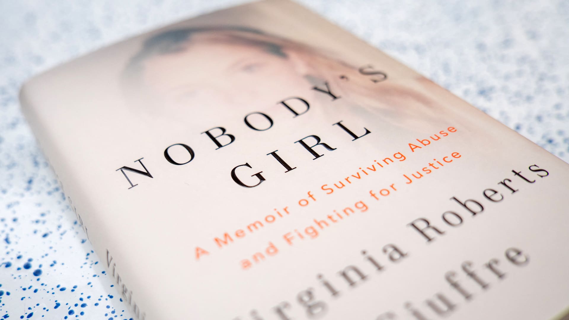 رسائل مسربة حصلت عليها CNN تكشف ذكر ترامب في مراسلات إبستين السرية