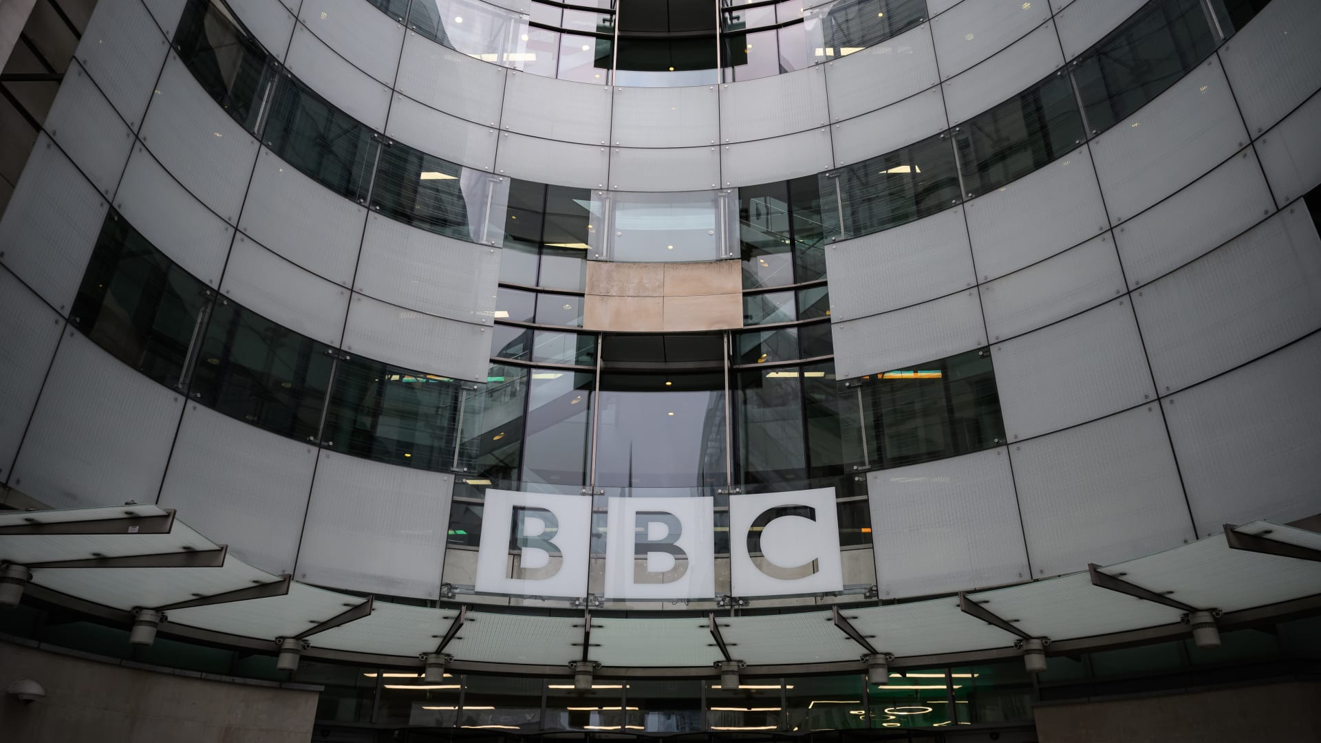 "اجتماع مفاجئ" في BBC بعد تهديد ترامب لها بـ"تعويض المليار دولار"