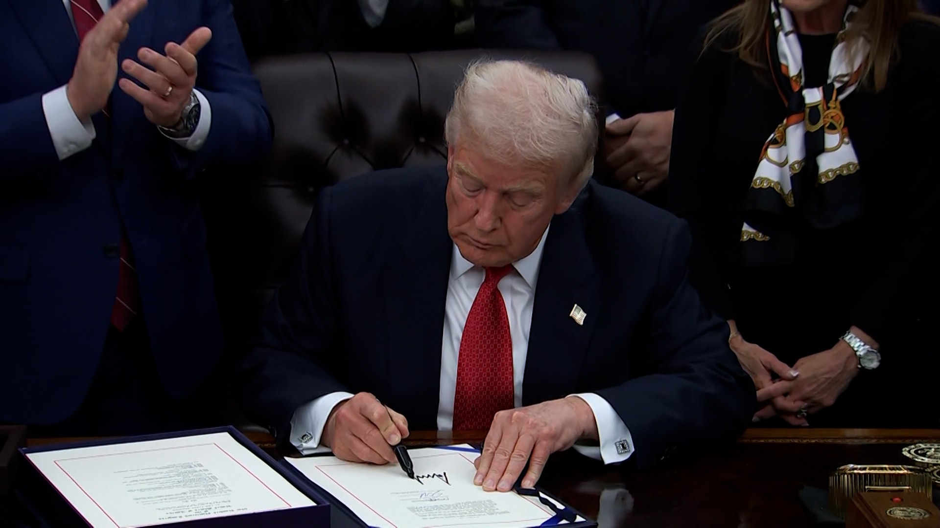 لحظة توقيع ترامب مشروع قانون ينهي أطول إغلاق حكومي بتاريخ الولايات المتحدة