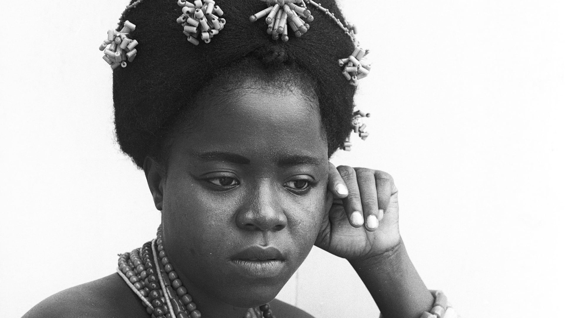 بعد رحيله بسنوات.. صور تسريحات شعر تعيد مصوّرًا نيجيريًا إلى دائرة الضوء