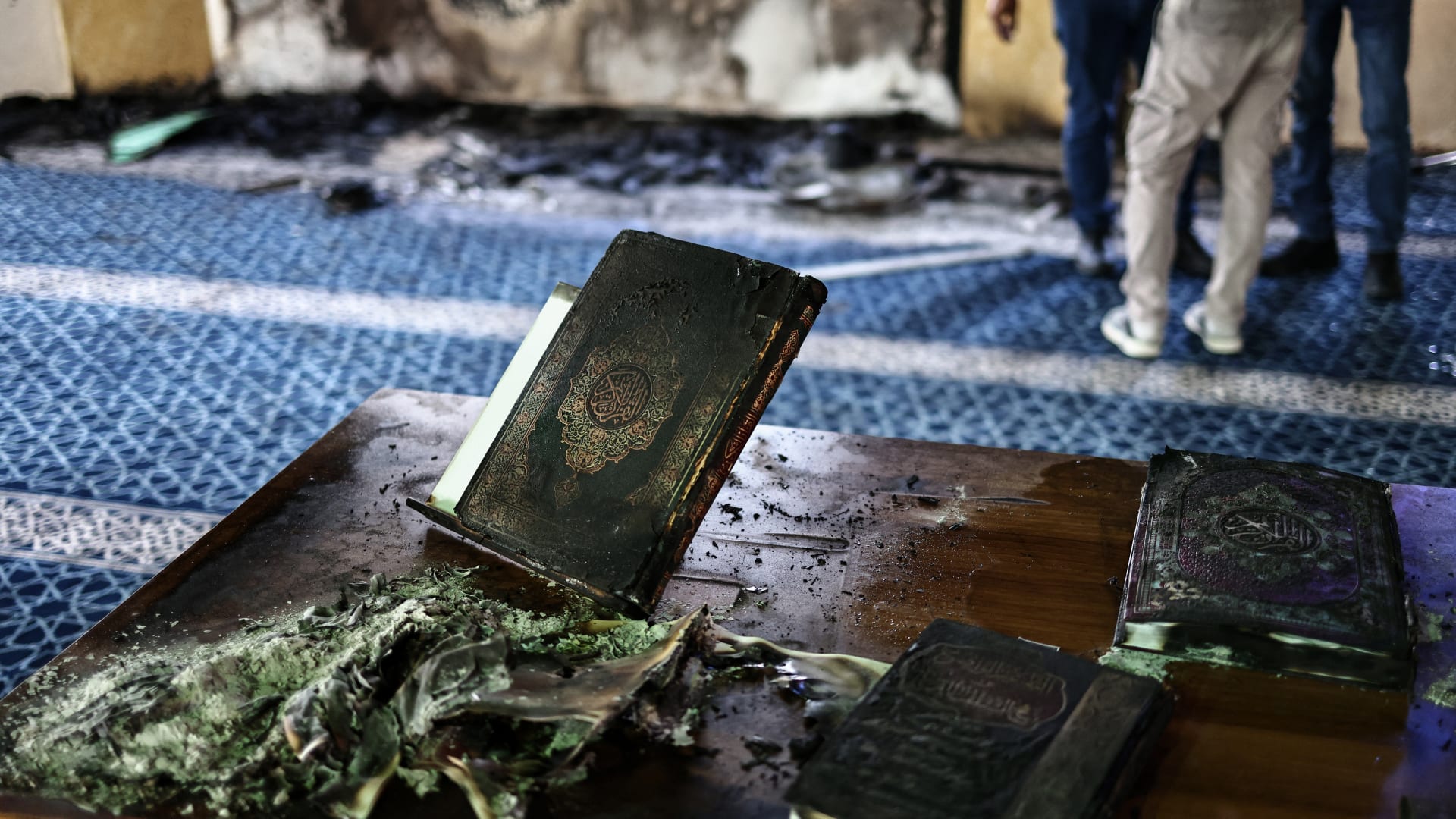 مستوطنون يشعلون النار بمسجد في الضفة الغربية ويكتبون عبارات مسيئة