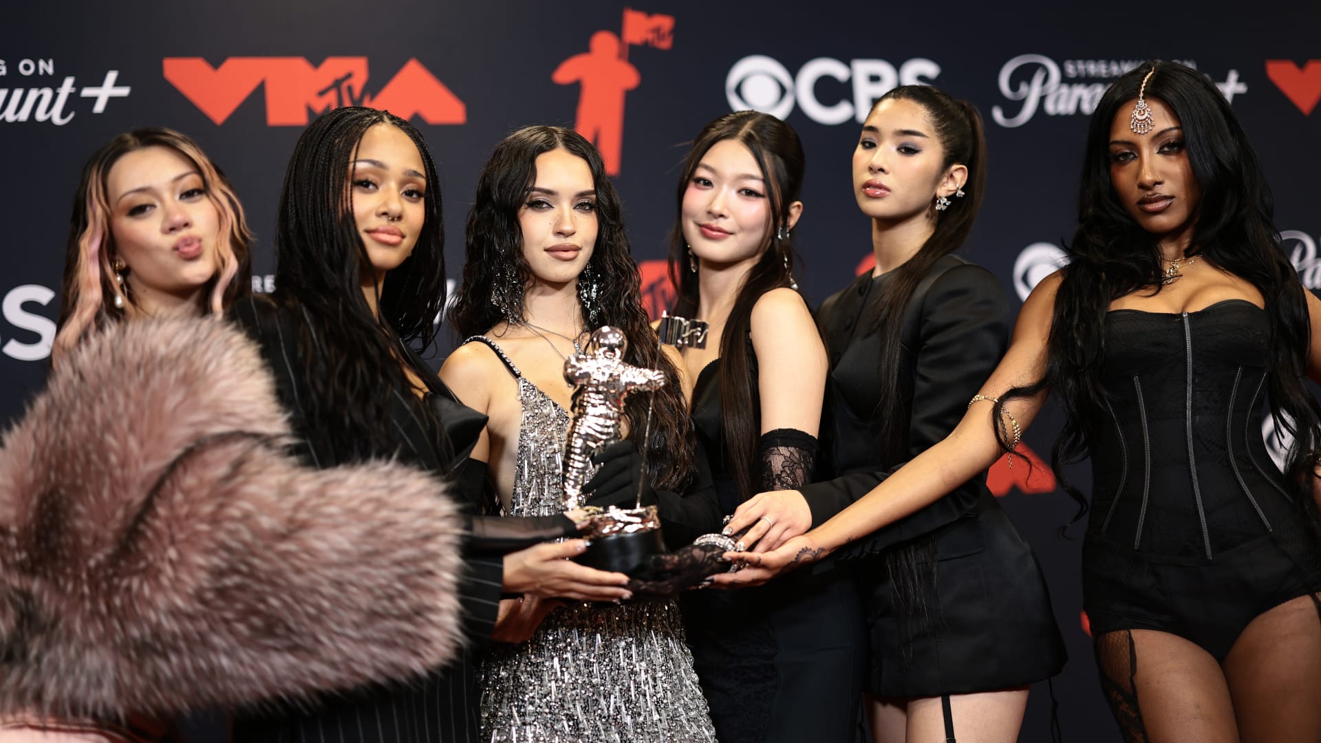 "التدقيق على الإنترنت عبء ثقيل".. فرقة "KATSEYE" تتلقى آلاف التهديدات بالقتل