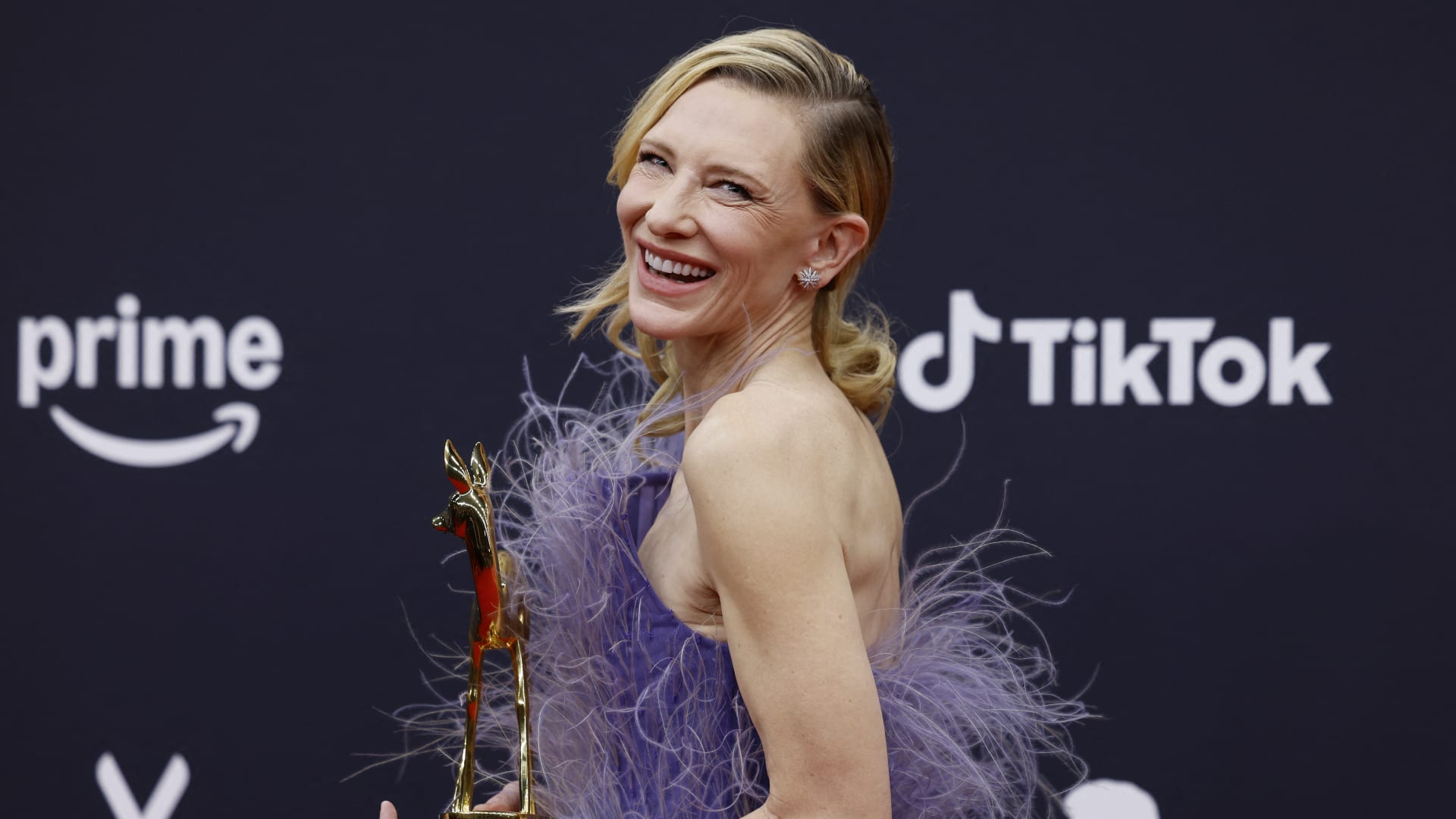 كيت بلانشيت تدعم الموضة المستدامة بإطلالة "ريش نباتي" في ميونيخ