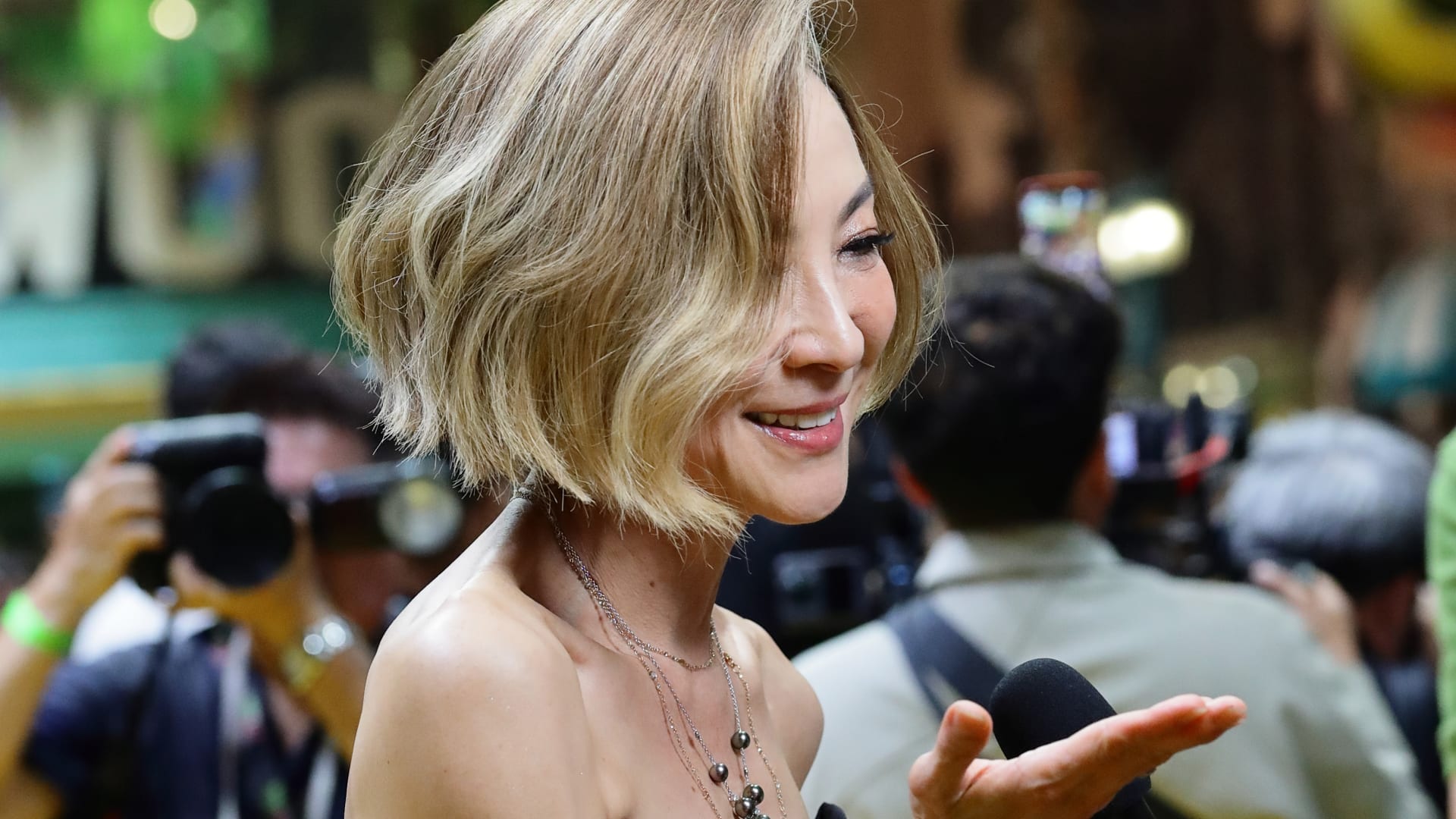 ميشيل يوه تلفت الأنظار بإطلالة "مستقبلية" في سنغافورة