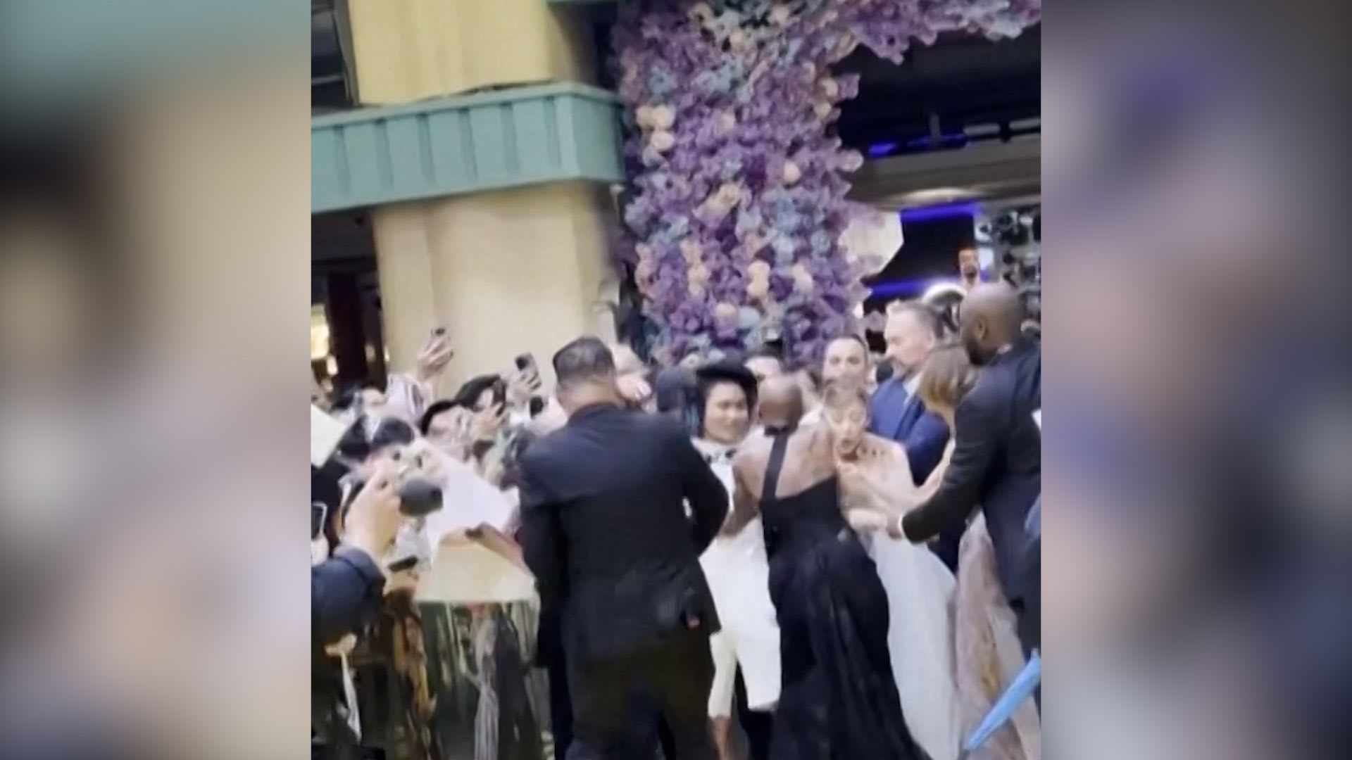 اقتحم السجادة الحمراء.. معجب يندفع فجأة نحو أريانا غراندي وسينثيا إريفو تتدخل لحمايتها