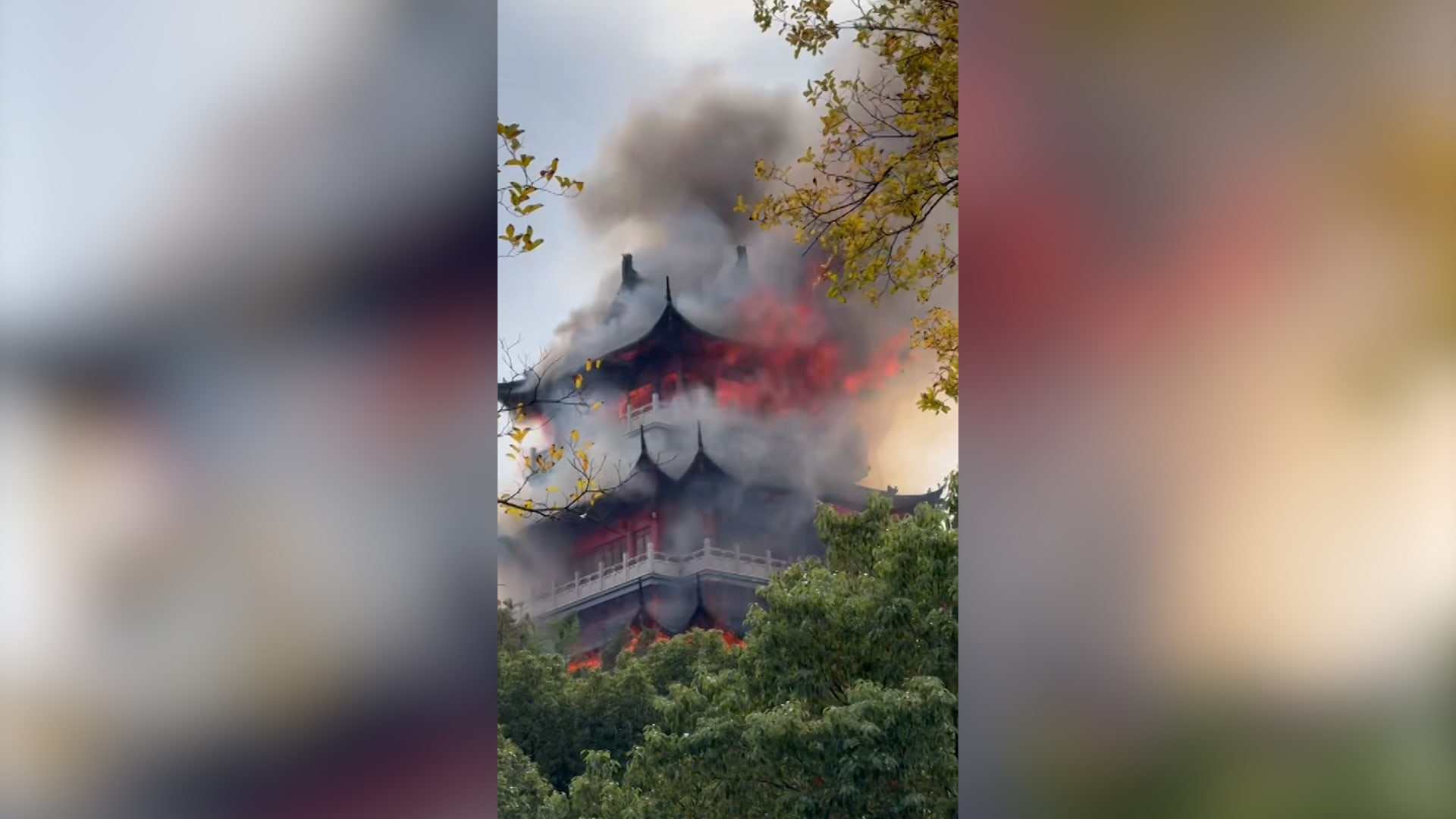 لحظة اندلاع حريق هائل في معبد صيني.. فيديو يظهر ما حدث للمبنى