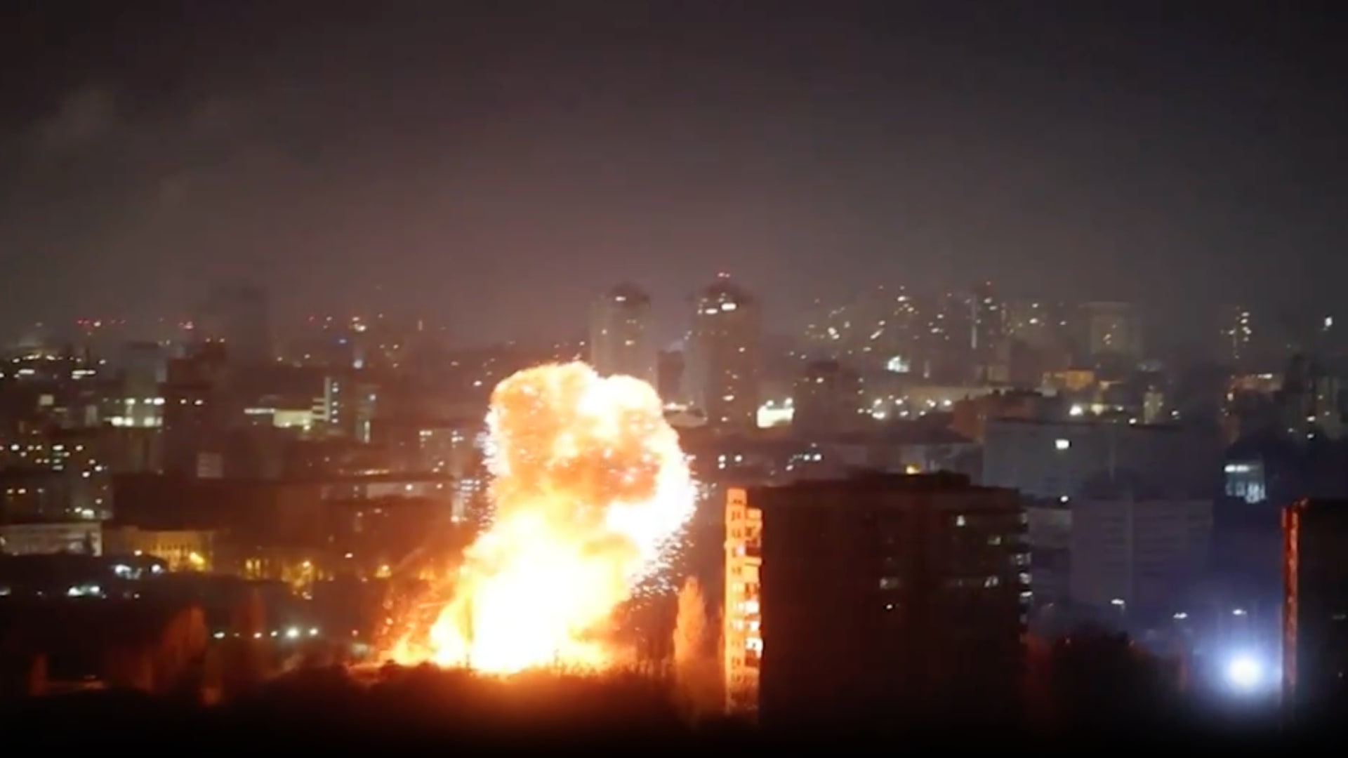 لحظة سقوط صواريخ روسية ضخمة على كييف في أكبر هجوم منذ أسابيع