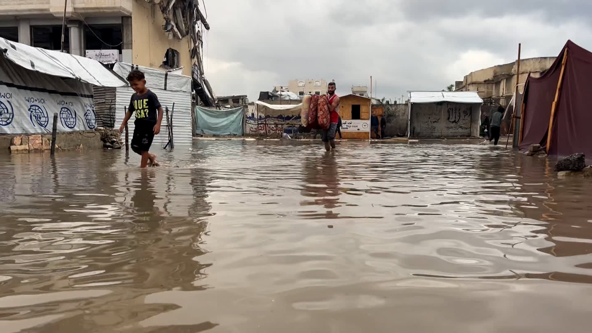 شاهد.. عائلات في غزة تعاني جراء غرق خيامها بسبب الأمطار الغزيرة