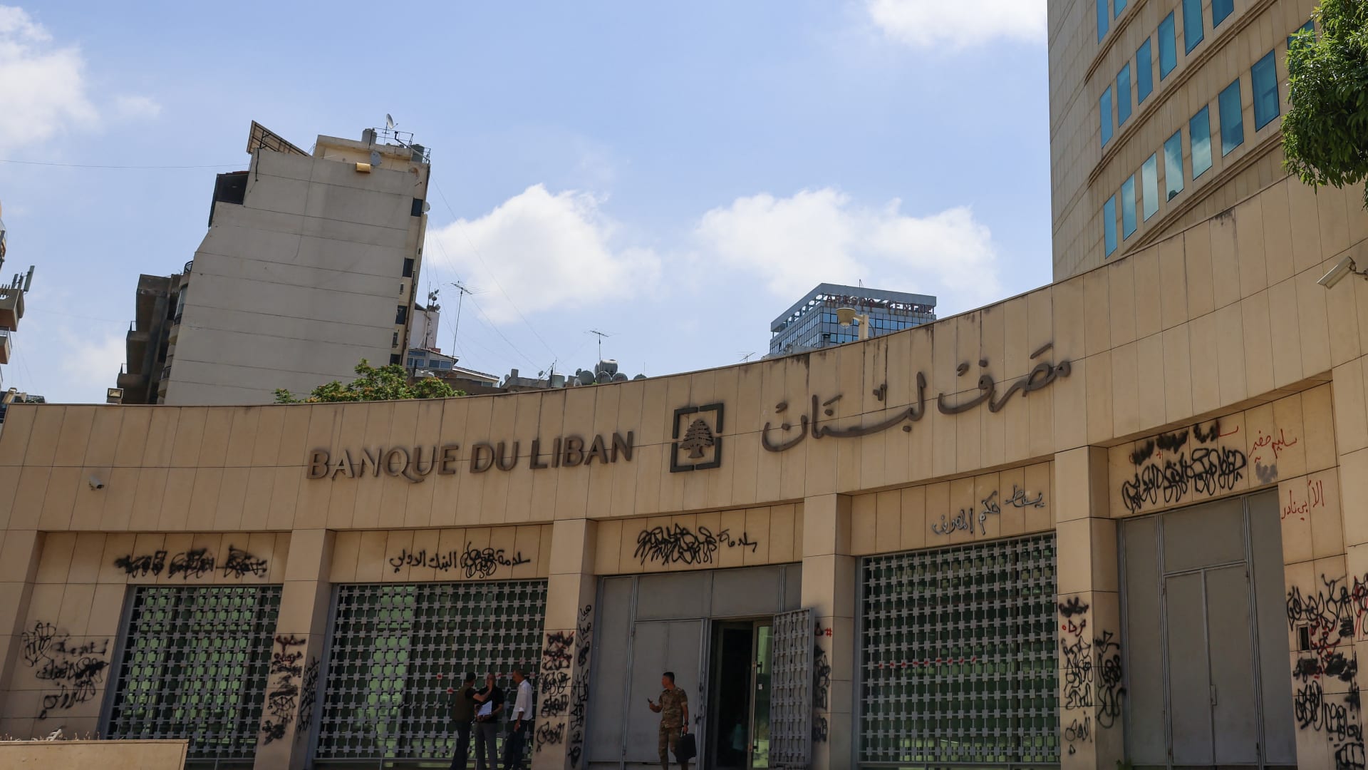 مصرف لبنان المركزي يفرض "إجراءات وقائية" على تداول العملات الأجنبية وتحويلها.. ويوضح السبب