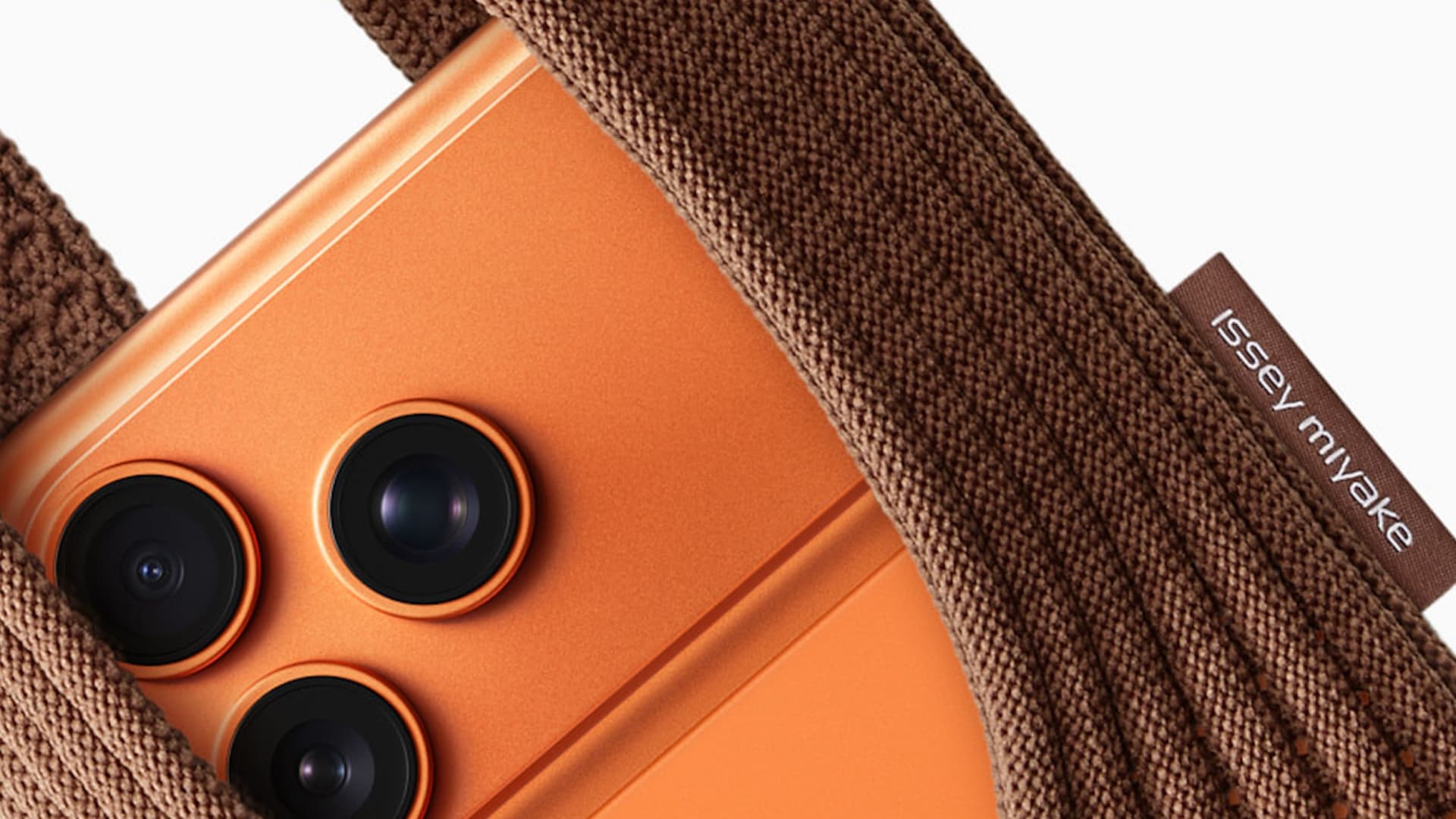 أحدث منتجات آبل.. "جوارب" مثيرة للجدل لهواتف آيفون