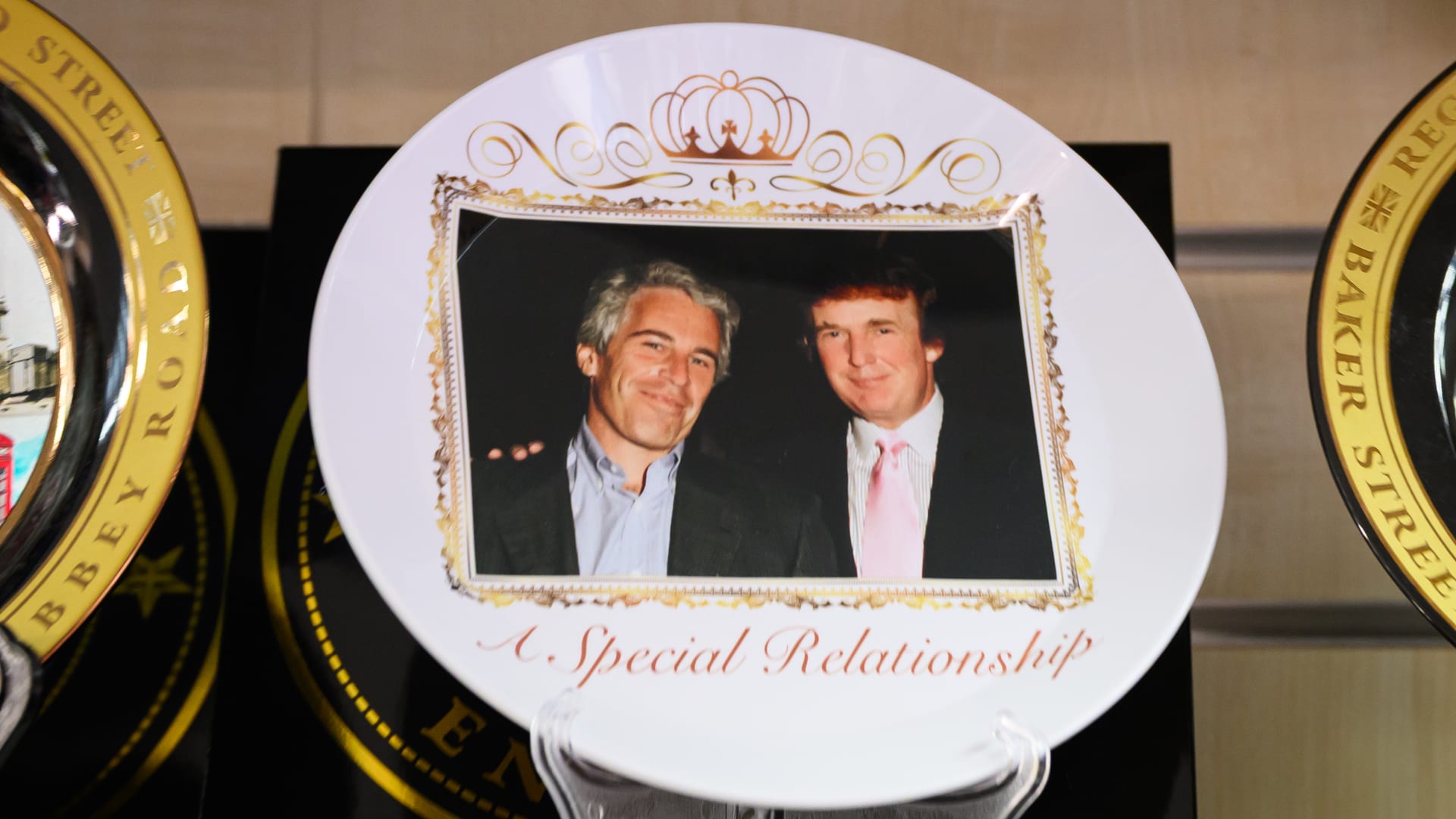 "شرير ومجنون وخطير".. رسائل جديدة لإبستين تكشف عن رأيه تجاه ترامب