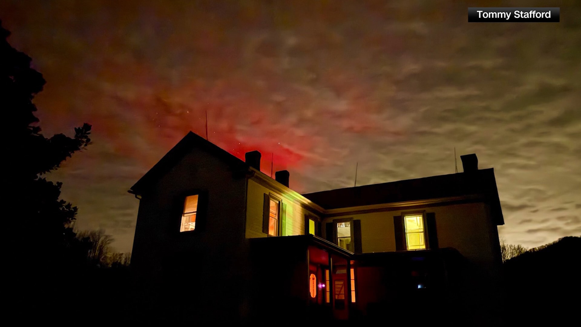 الشفق القطبي يُضيء سماء الولايات المتحدة من تكساس إلى فلوريدا