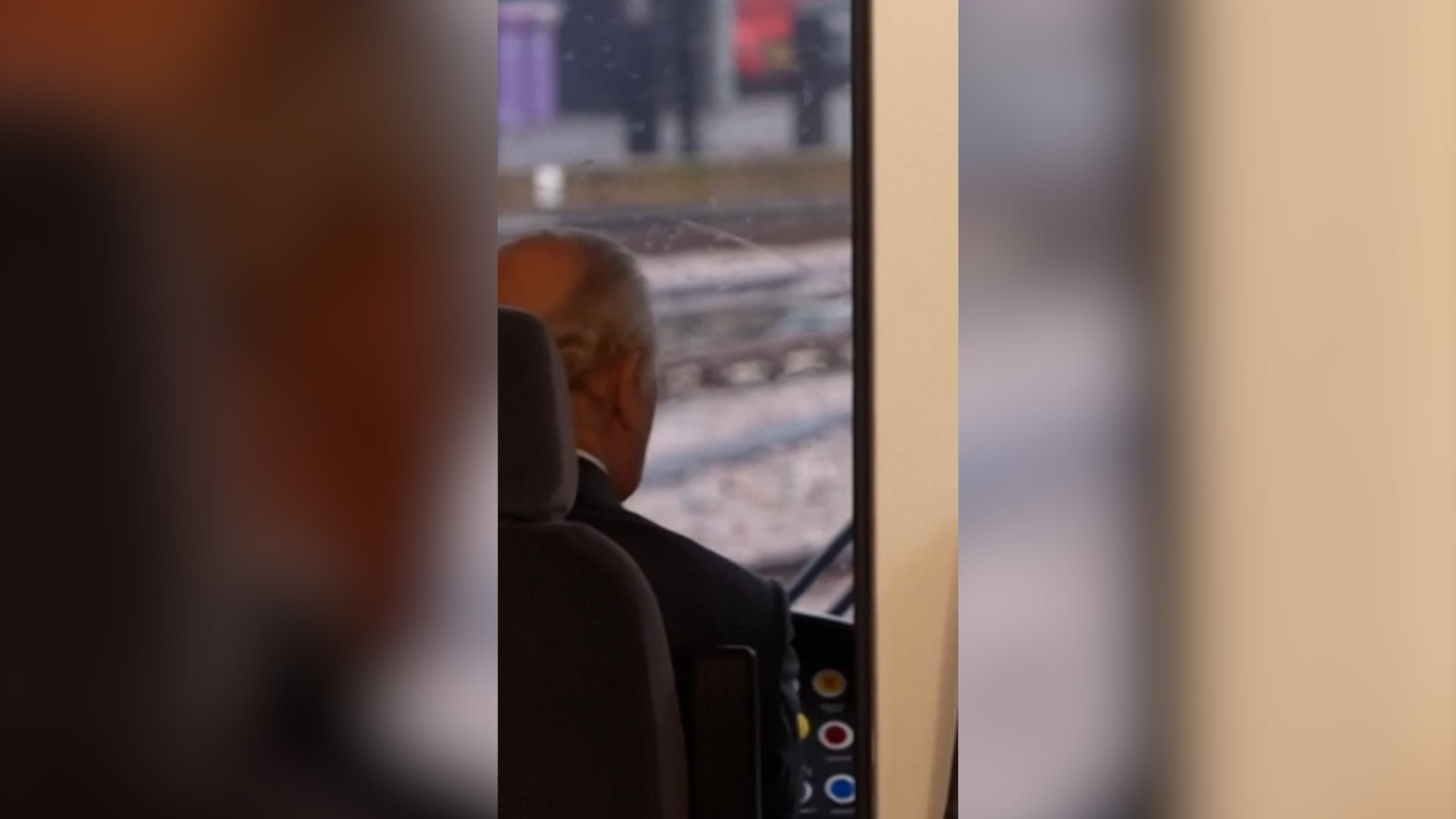 فيديو يظهر الملك تشارلز يقود المترو في عيد ميلاده الـ77