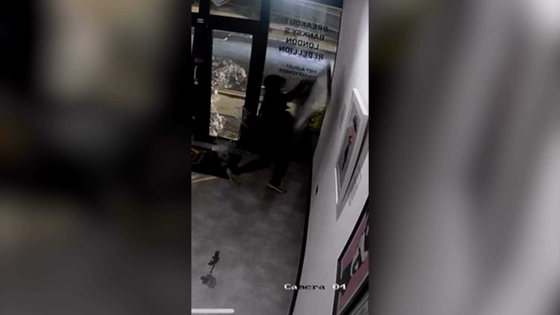 فيديو جديد يُظهر لصًا يسرق لوحة بانكسي "الفتاة مع البالون" من معرض في لندن