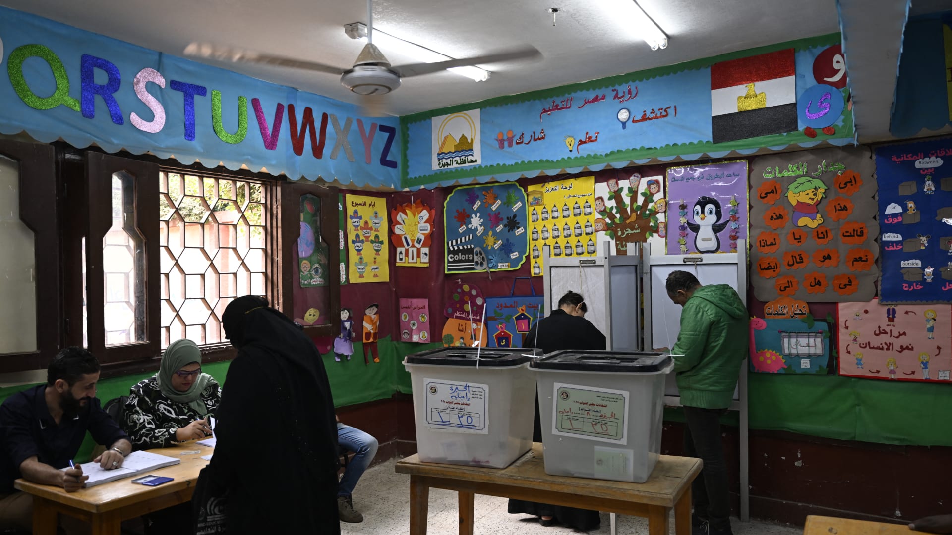 مصر..أشخاص يزعمون "تزوير" الانتخابات في لجنة بالمنيا والداخلية تعقب