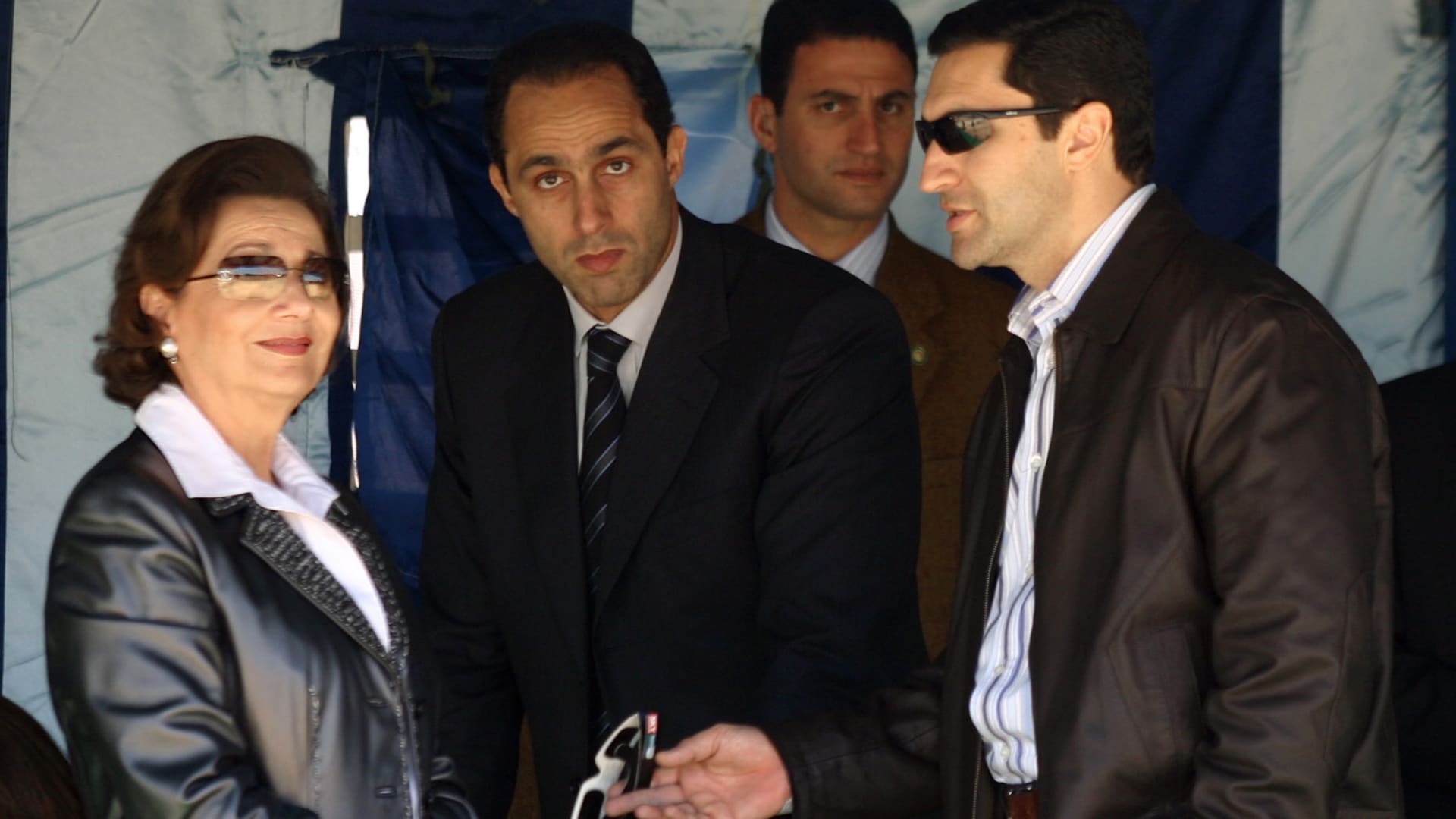 "الضغط لتوريث الحكم لابنها".. علاء مبارك يشعل تفاعلا برده على تدوينة عن "أكبر خطأ" لوالدته سوزان