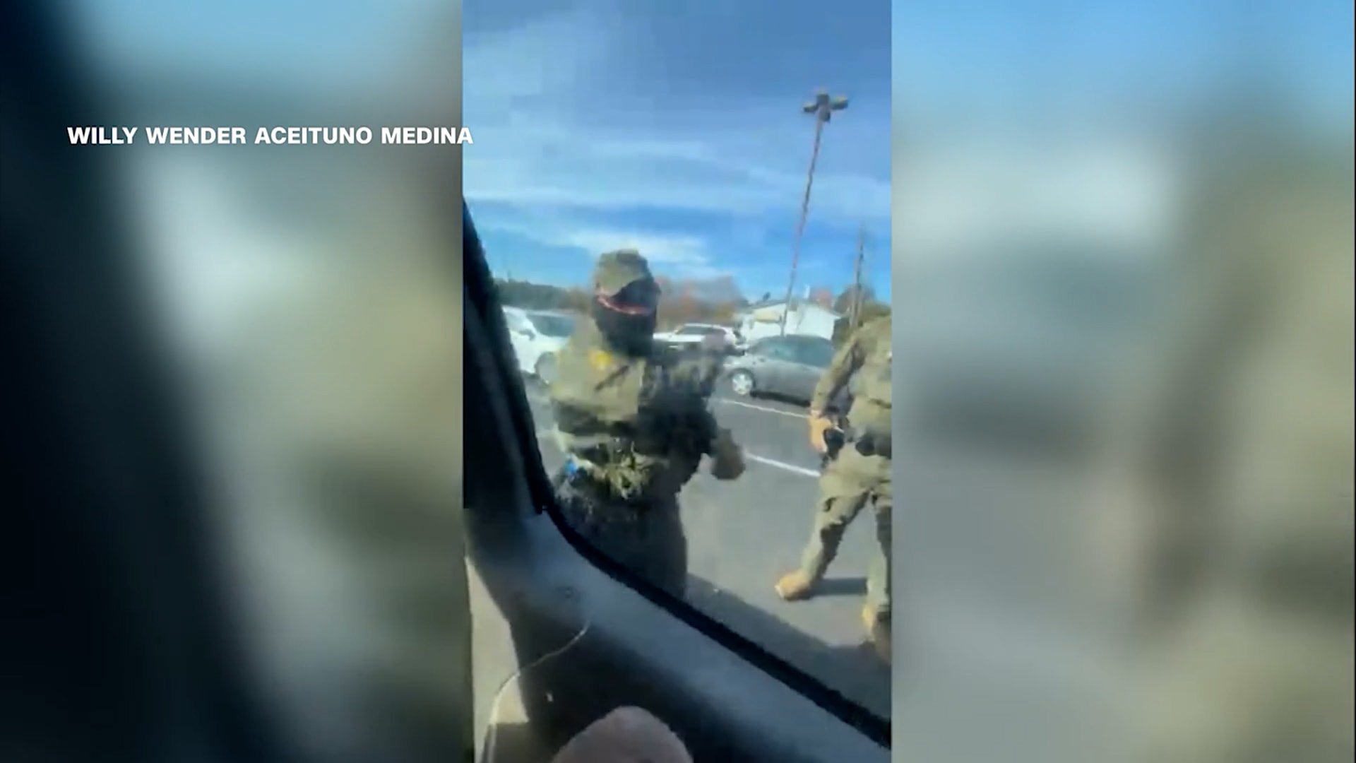 هويته الحقيقية لم تمنع احتجازه.. شاهد عملاء فيدراليين يعتقلون رجلًا بعد كسر نافذة مركبته