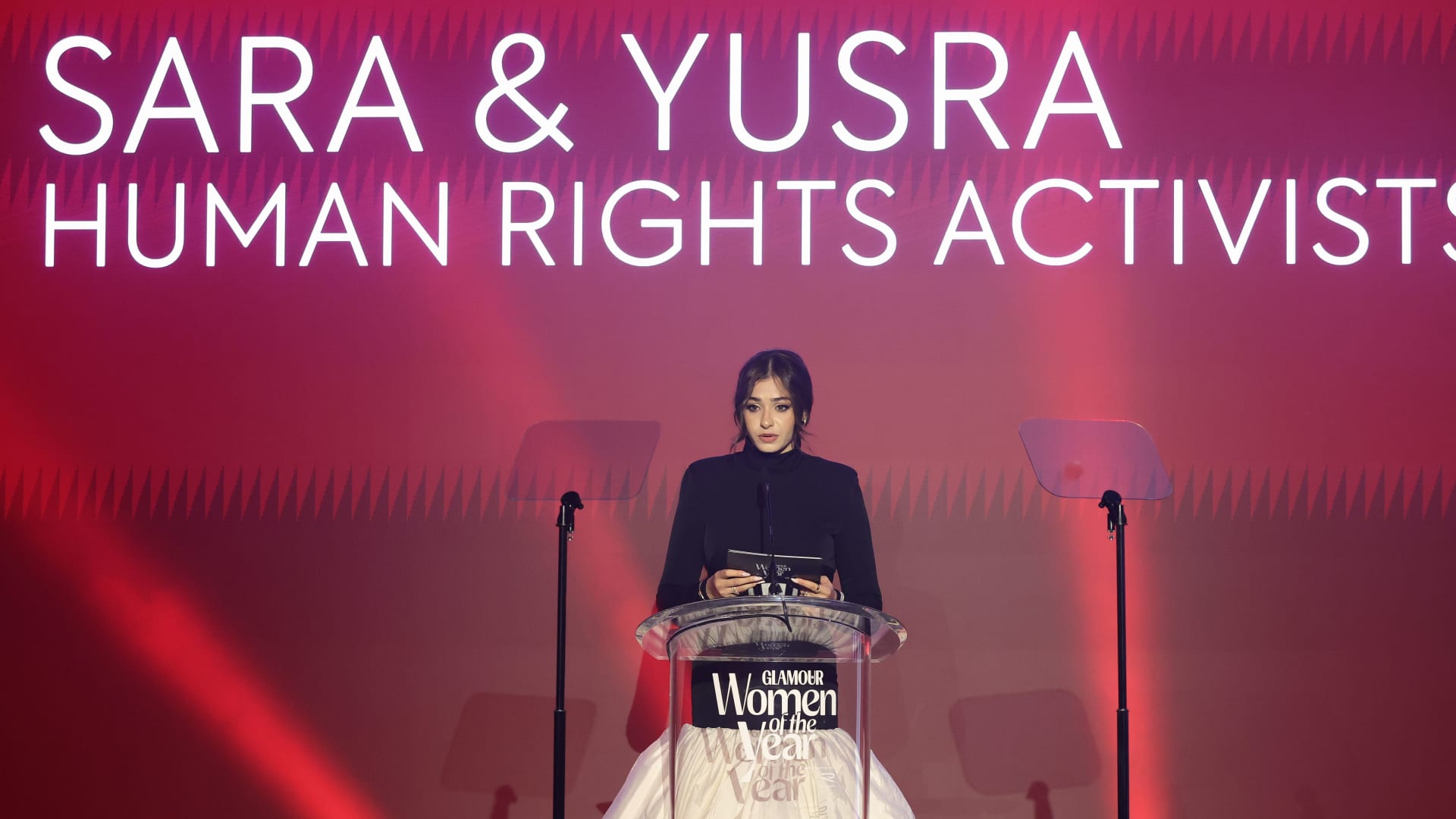 السبّاحة السورية يسرى مارديني تلفت الأنظار بفستان أنيق في برلين