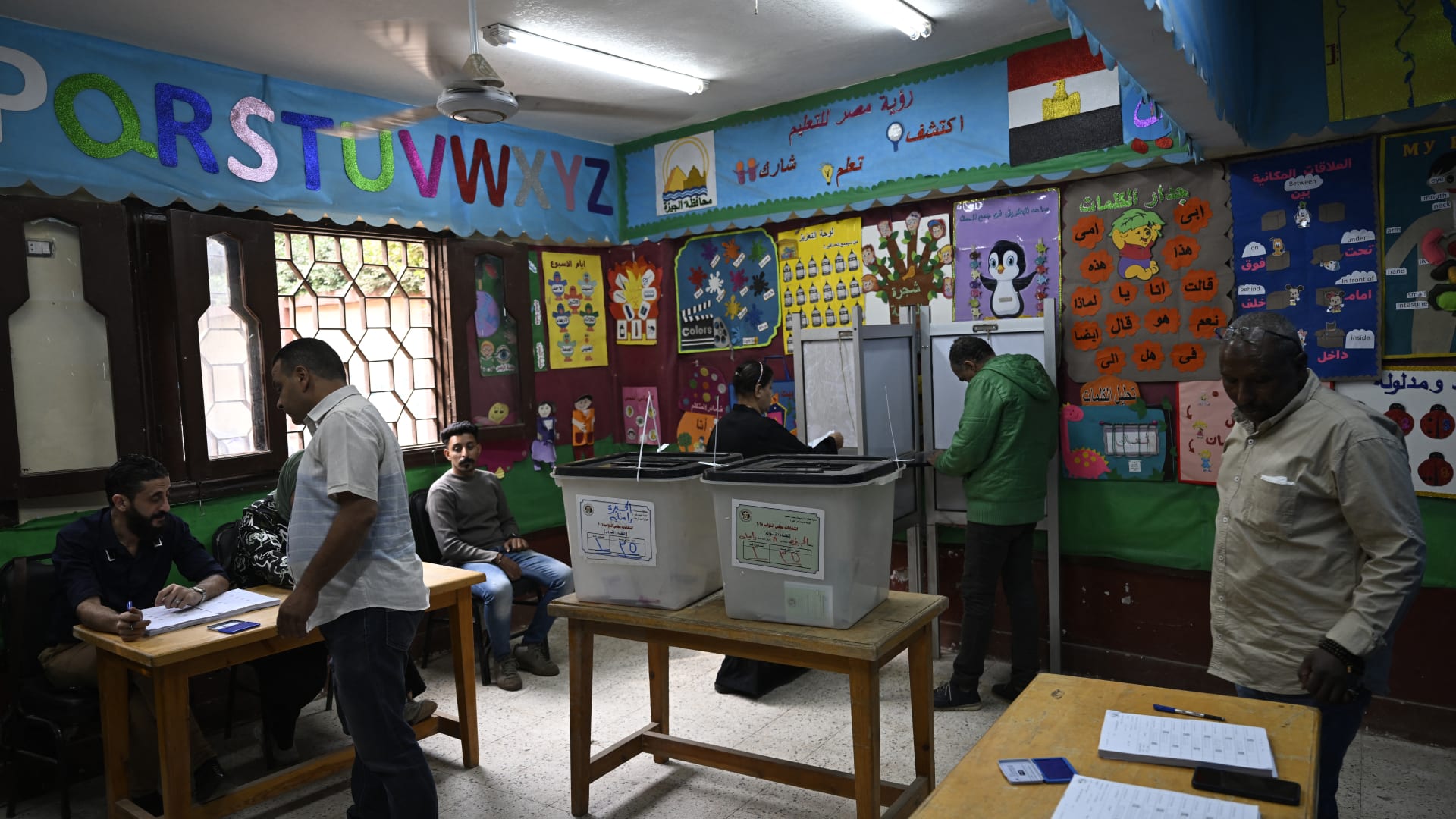 مصر.. السيسي يعلق على "مخالفات" بانتخابات مجلس النواب ويصدر توجيها بشأنها