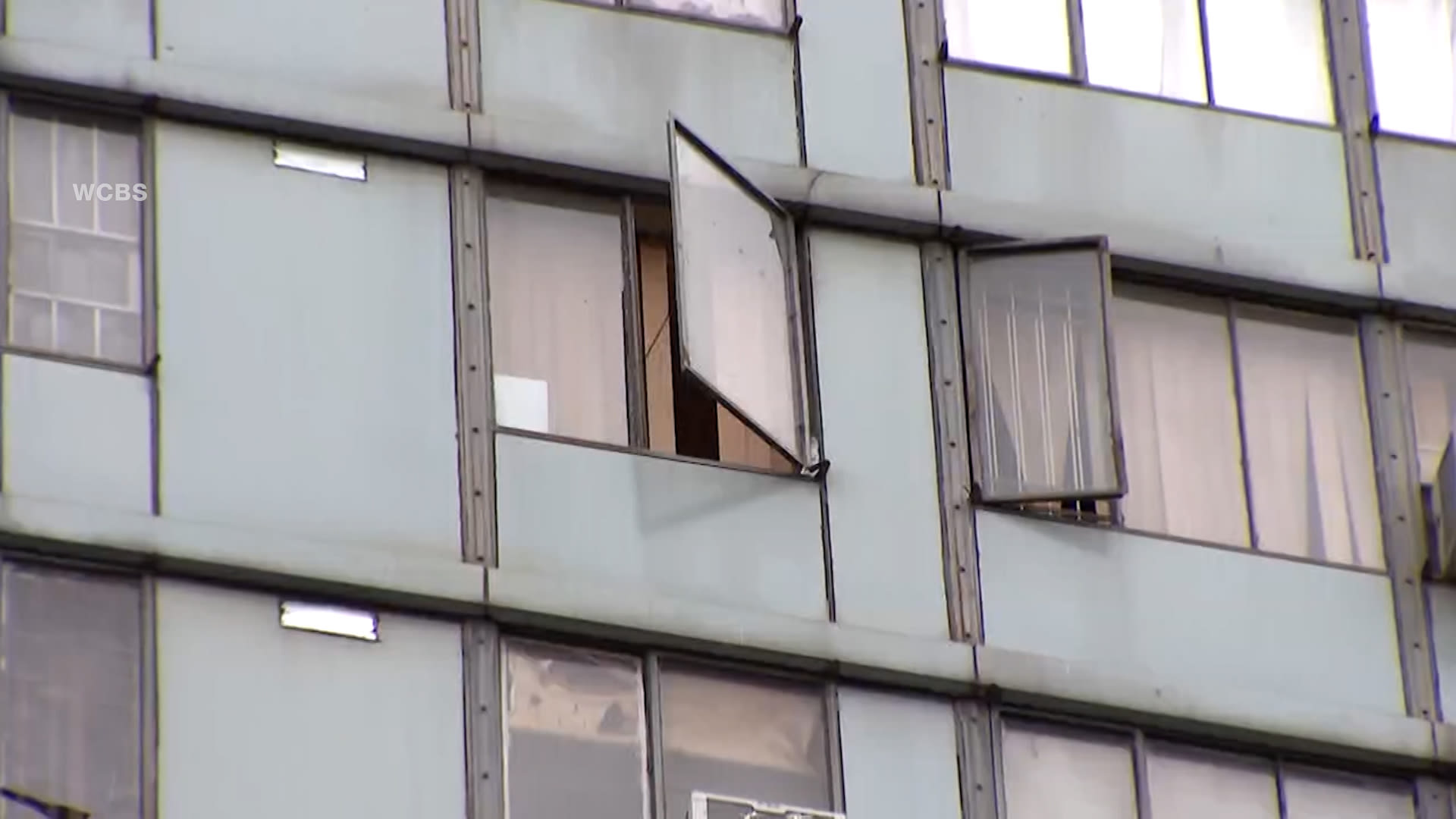 حادث مأساوي.. مصرع طفل عمره عامين بعد سقوطه من الطابق الـ20