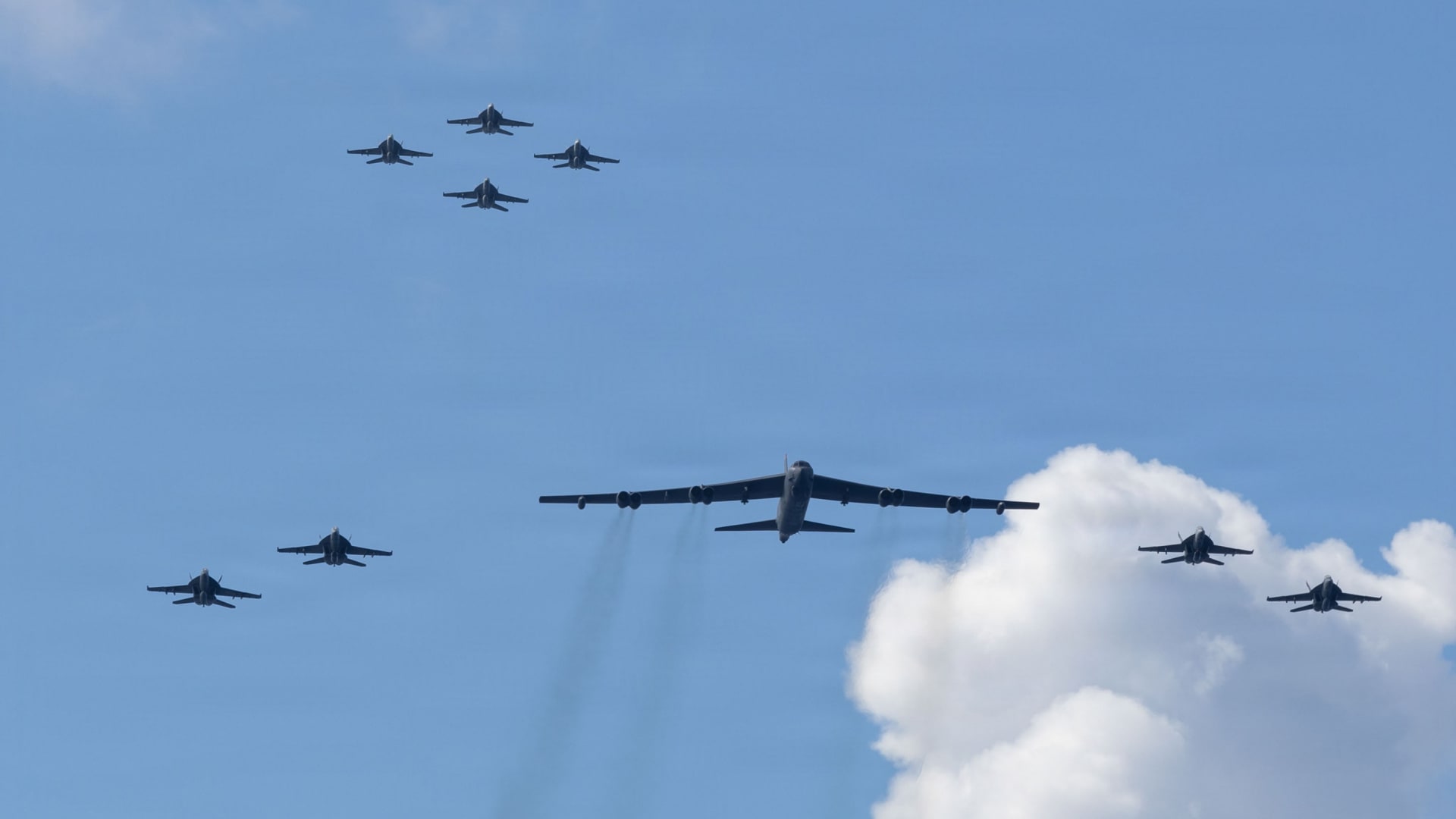 هل اتخذ ترامب قرارًا بشن هجوم بري على فنزويلا؟ مسؤولان يكشفان