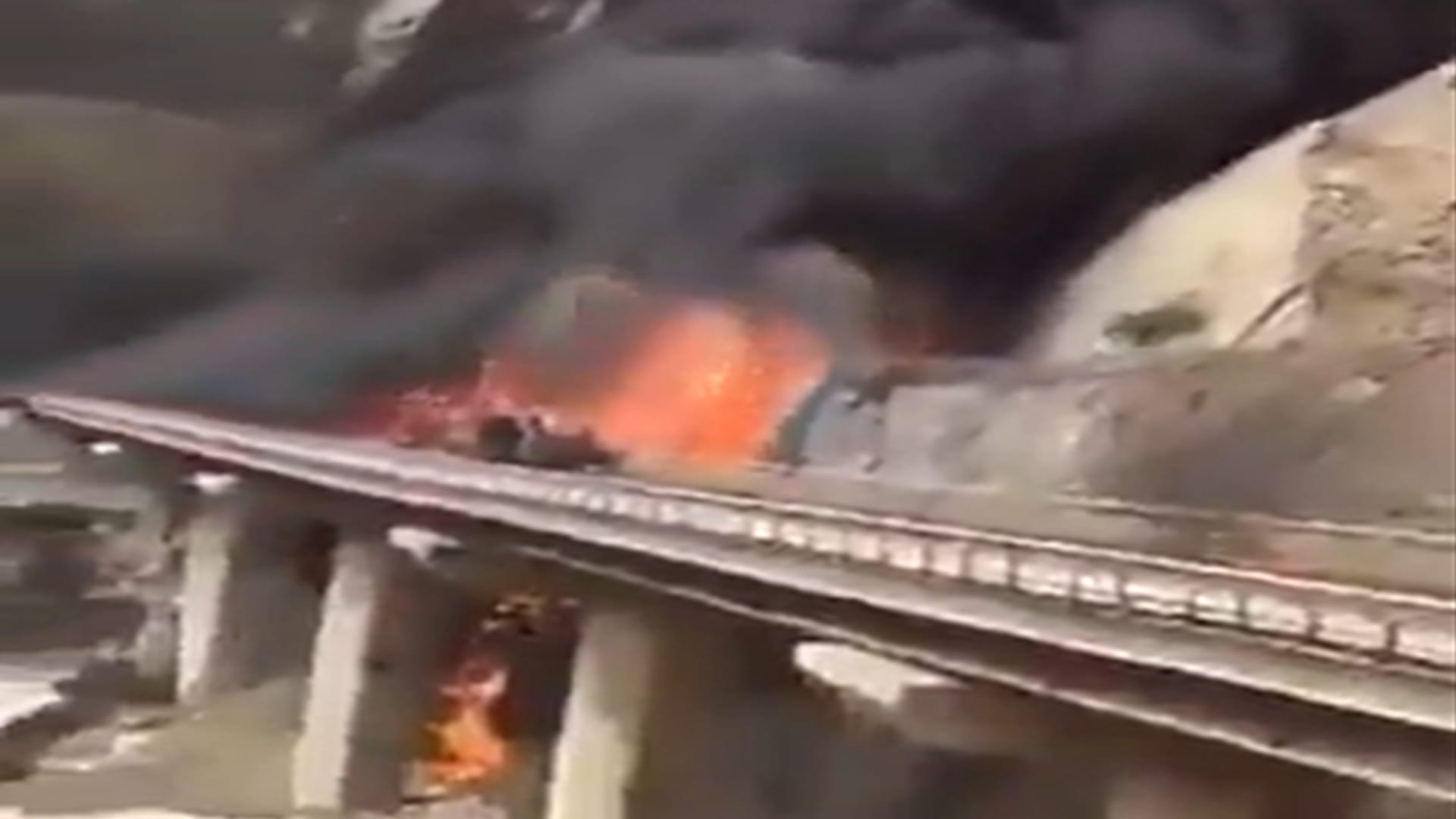 فيديو متداول لحادث "تصادم شاحنة وقود بحافلة معتمرين من الهند" في السعودية.. هذه حقيقته