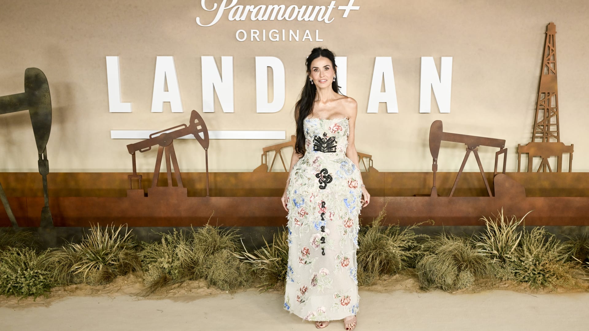 توازن بين الجرأة والأنوثة..ديمي مور تخطف الأنظار بفستان فاتح اللون