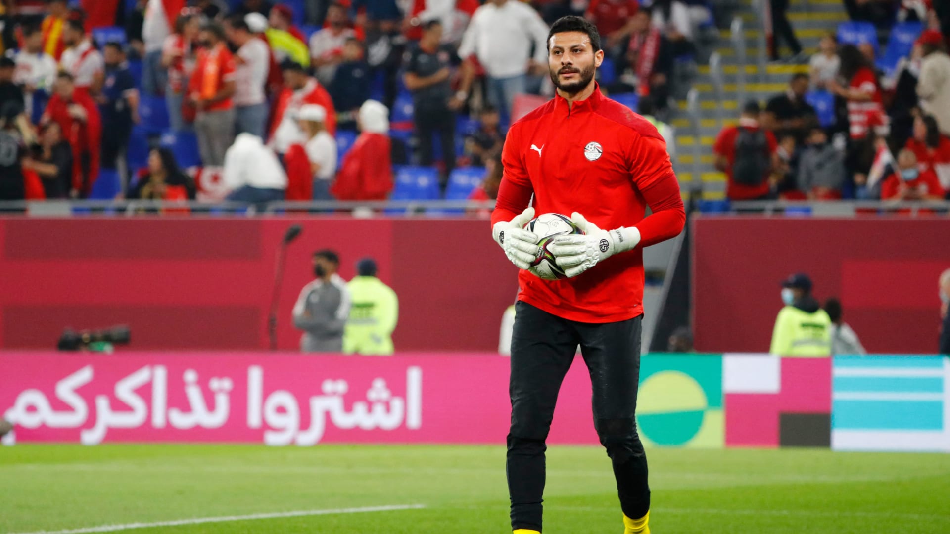 لقطات لما فعله الشناوي بعد استبداله في مباراة مصر والرأس الأخضر تثير جدلاً