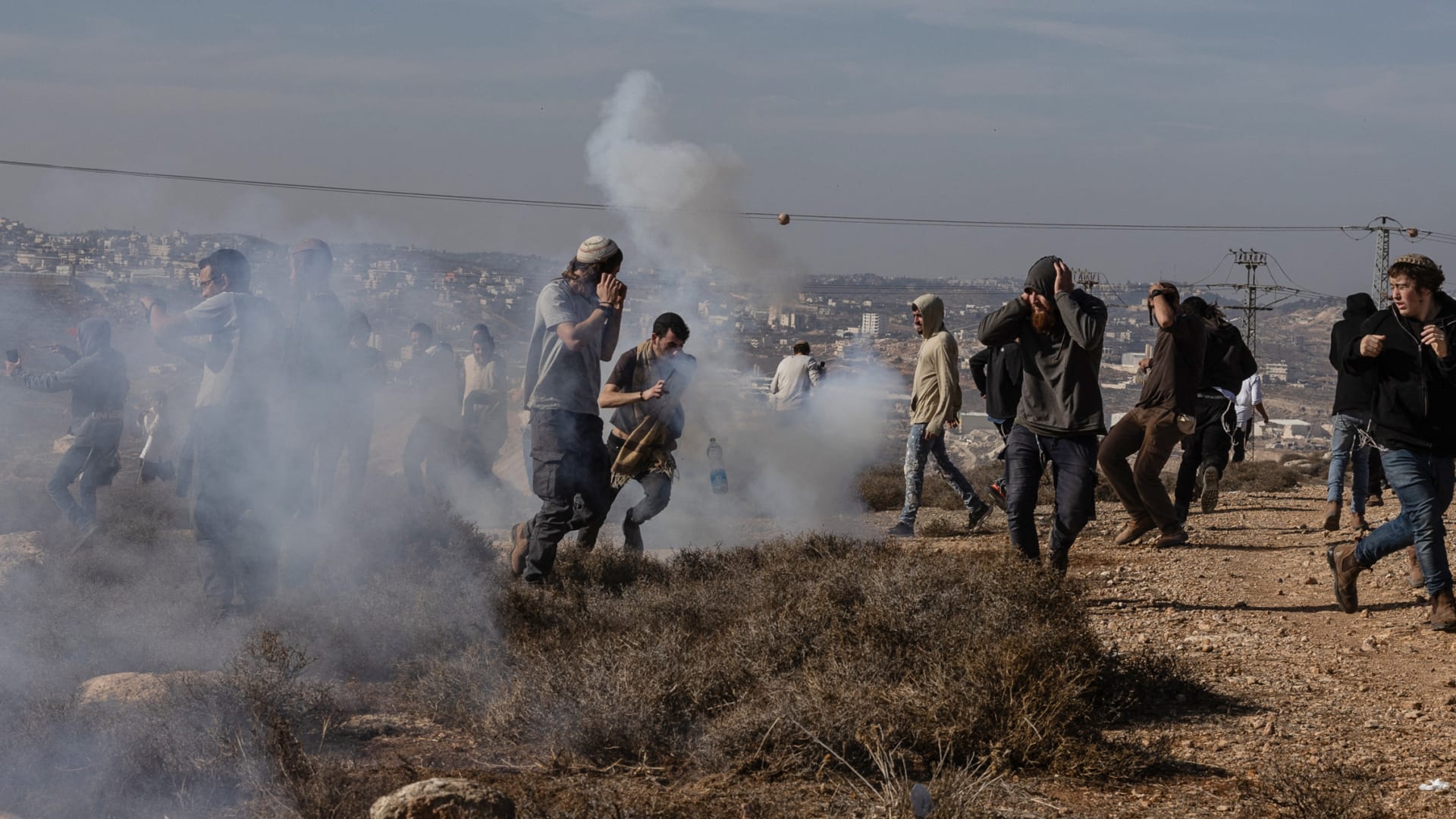 مستوطنون إسرائيليون يحرقون مركبات ومنازل فلسطينية في قرية بالضفة الغربية