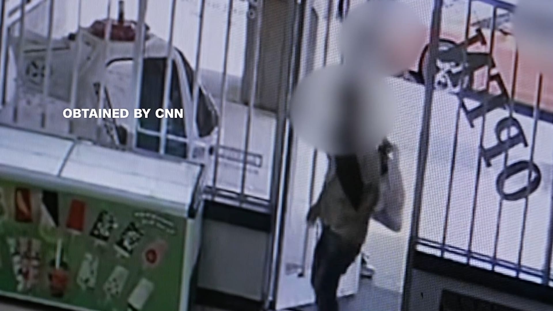 رصد أشخاص يركضون نحو مغسلة ملابس أثناء وجود عملاء فيدراليين بموقف السيارات