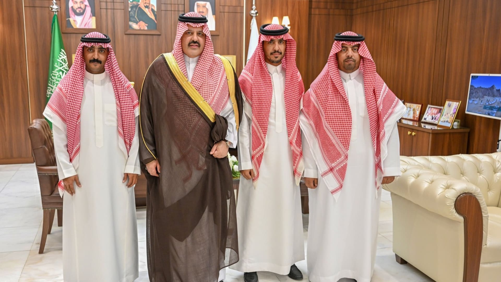 شبان سعوديون ينقذون صينيين من سيول حائل.. وسفير بكين في الرياض يُعلق