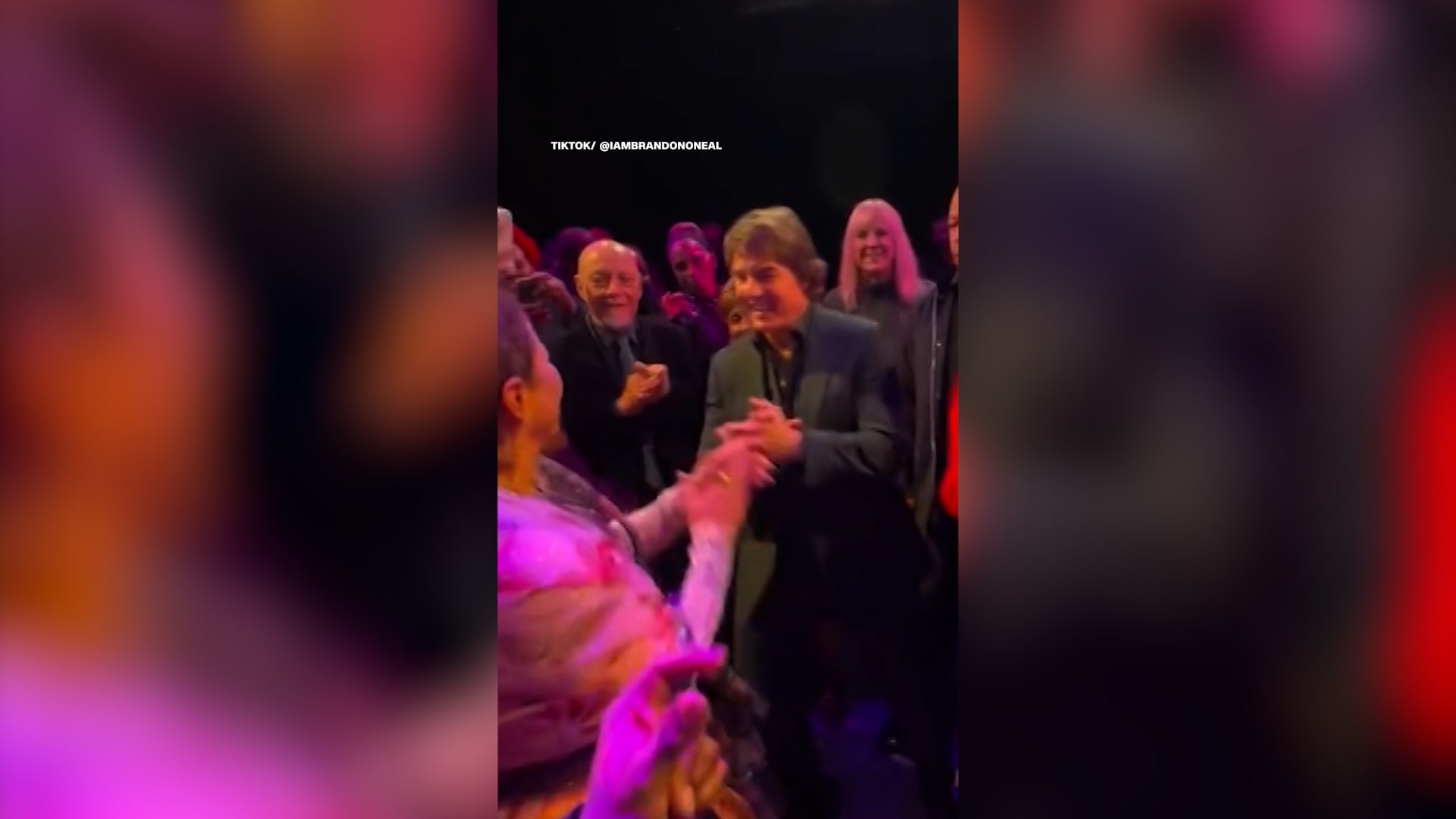 تداول فيديو لتوم كروز وهو يرقص مع ممثلة قبل فوزهما بجوائز الأوسكار الفخرية