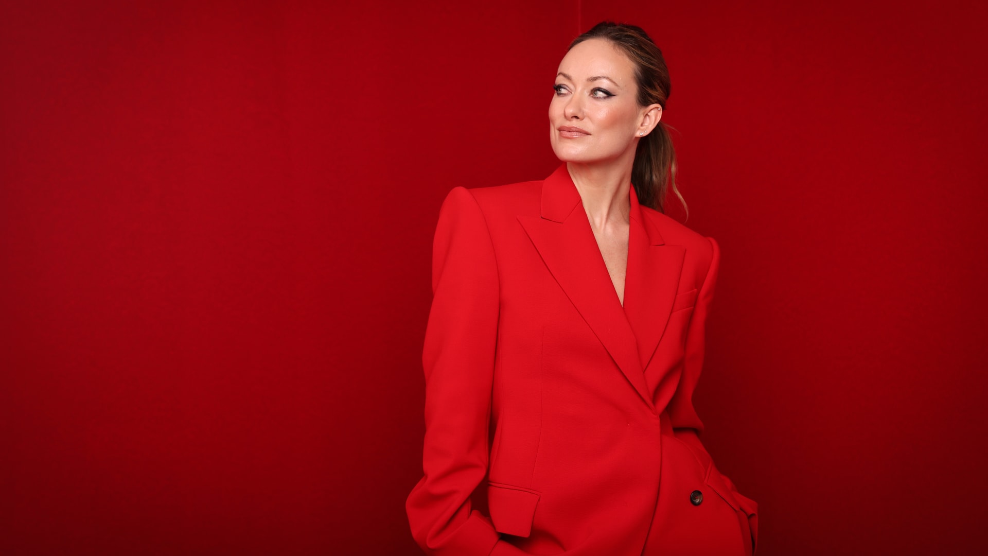 من ليدي ديانا إلى بيلا حديد..قصة البدلة الحمراء التي تعشقها النساء