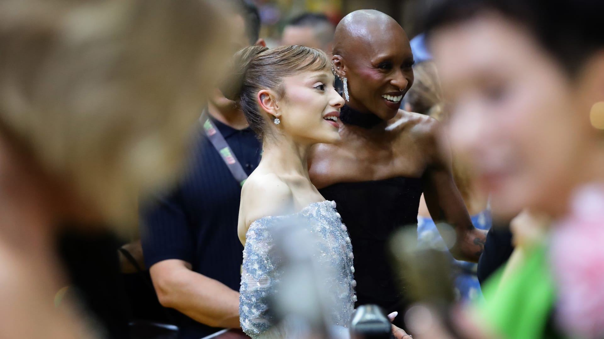 الحكم بالسجن على المعتدى على أريانا غراندي في عرض "Wicked" بسنغافورة