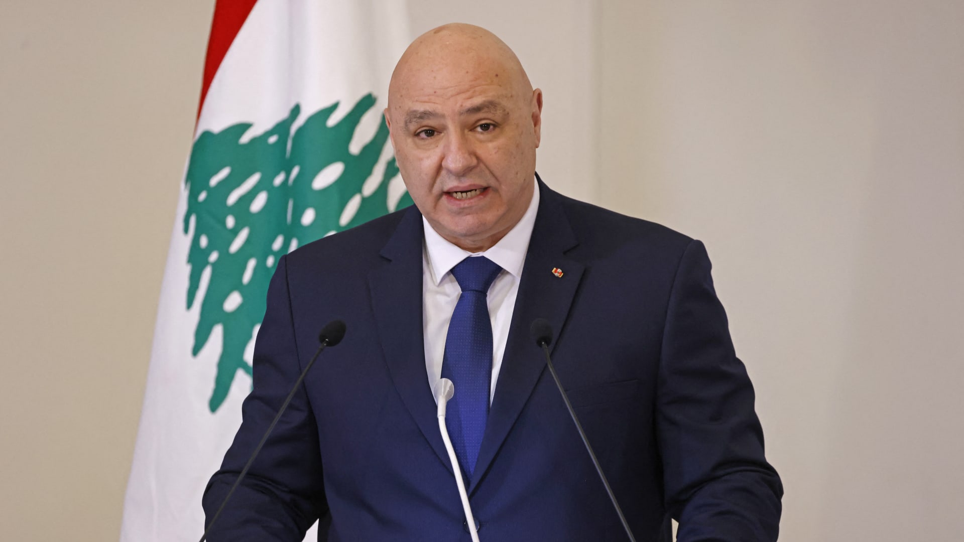 الرئيس اللبناني: حزب الله بشقه العسكري انتهى.. ولاريجاني "اهتزت قدماه"