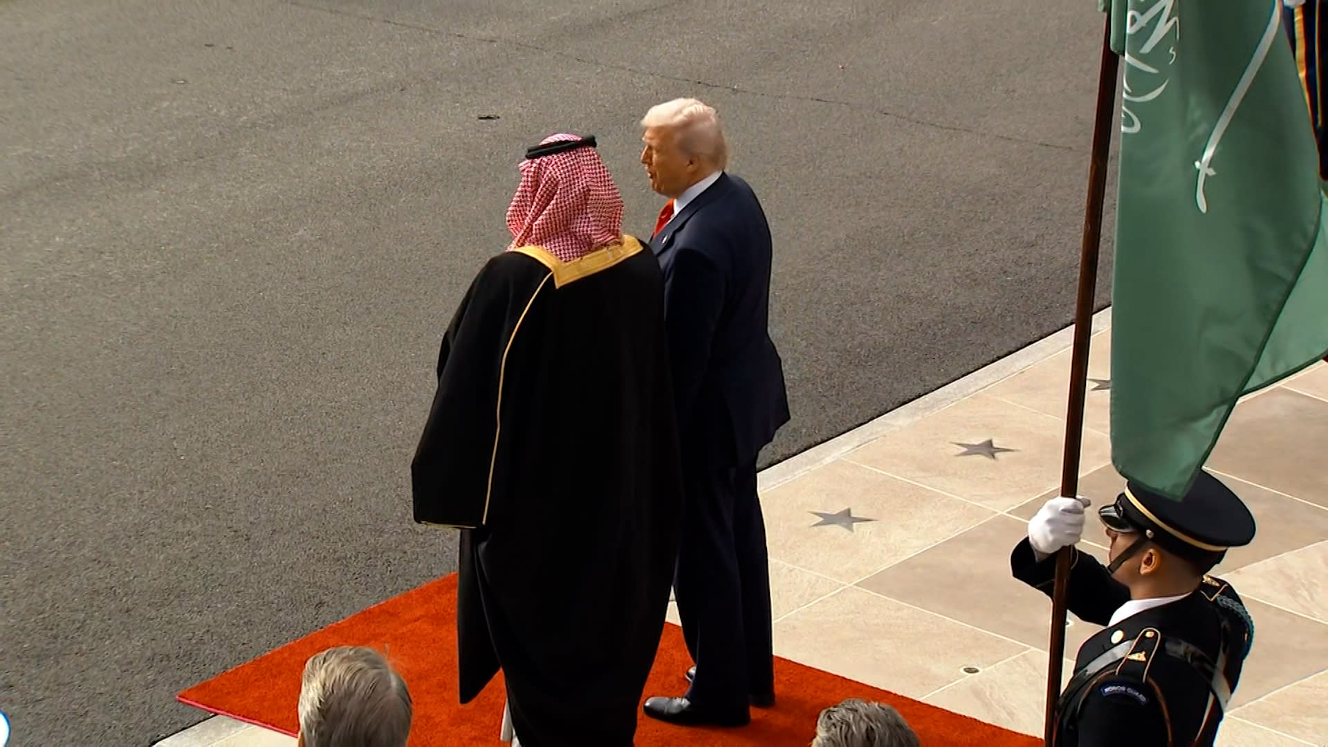 مقاتلات تحلق وعزف موسيقي.. شاهد كيف استقبل ترامب ولي العهد السعودي محمد بن سلمان