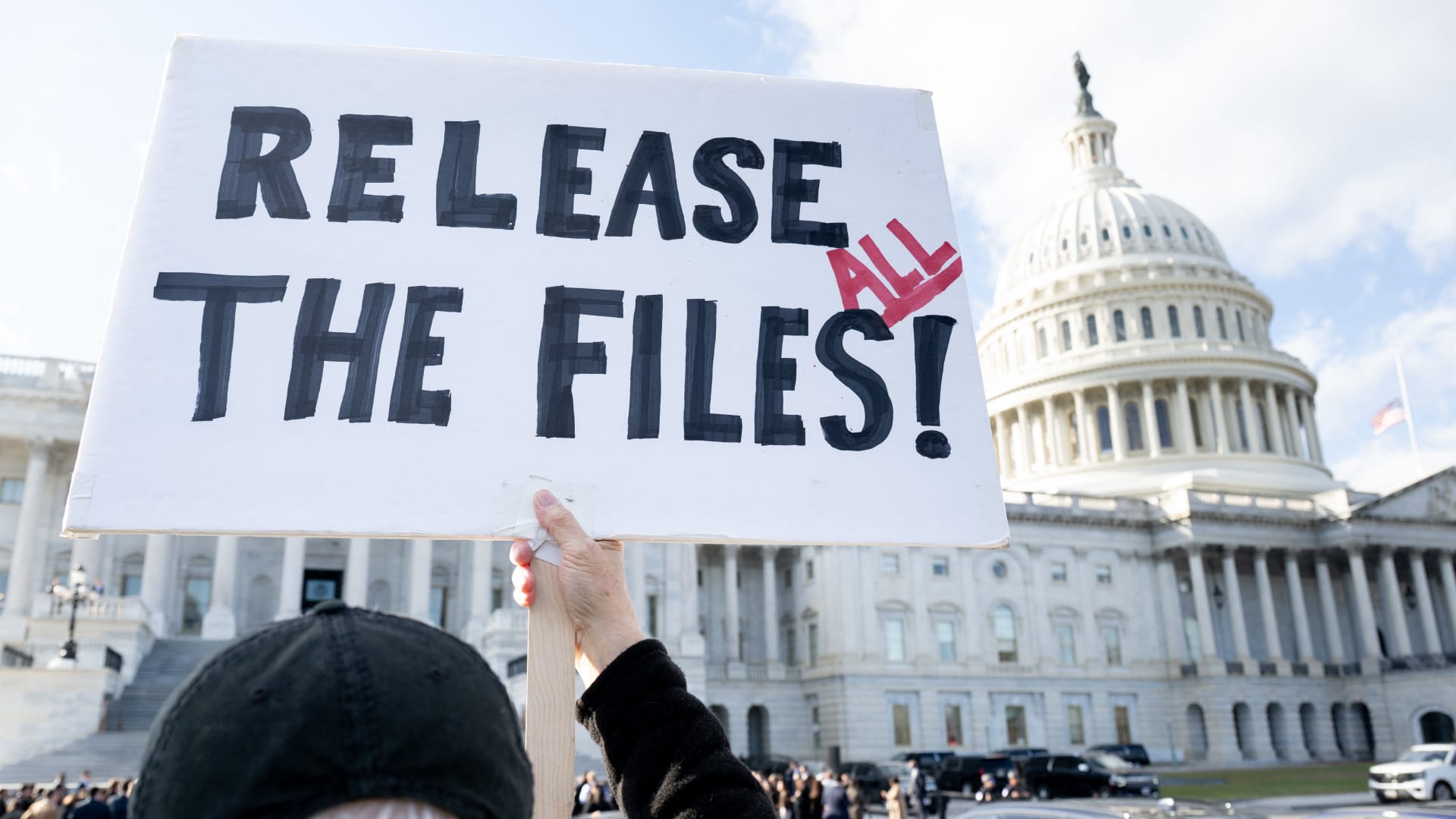 أمريكا.. الكونغرس يُقرّ مشروع قانون يلزم وزارة العدل بنشر ملفات قضية إبستين