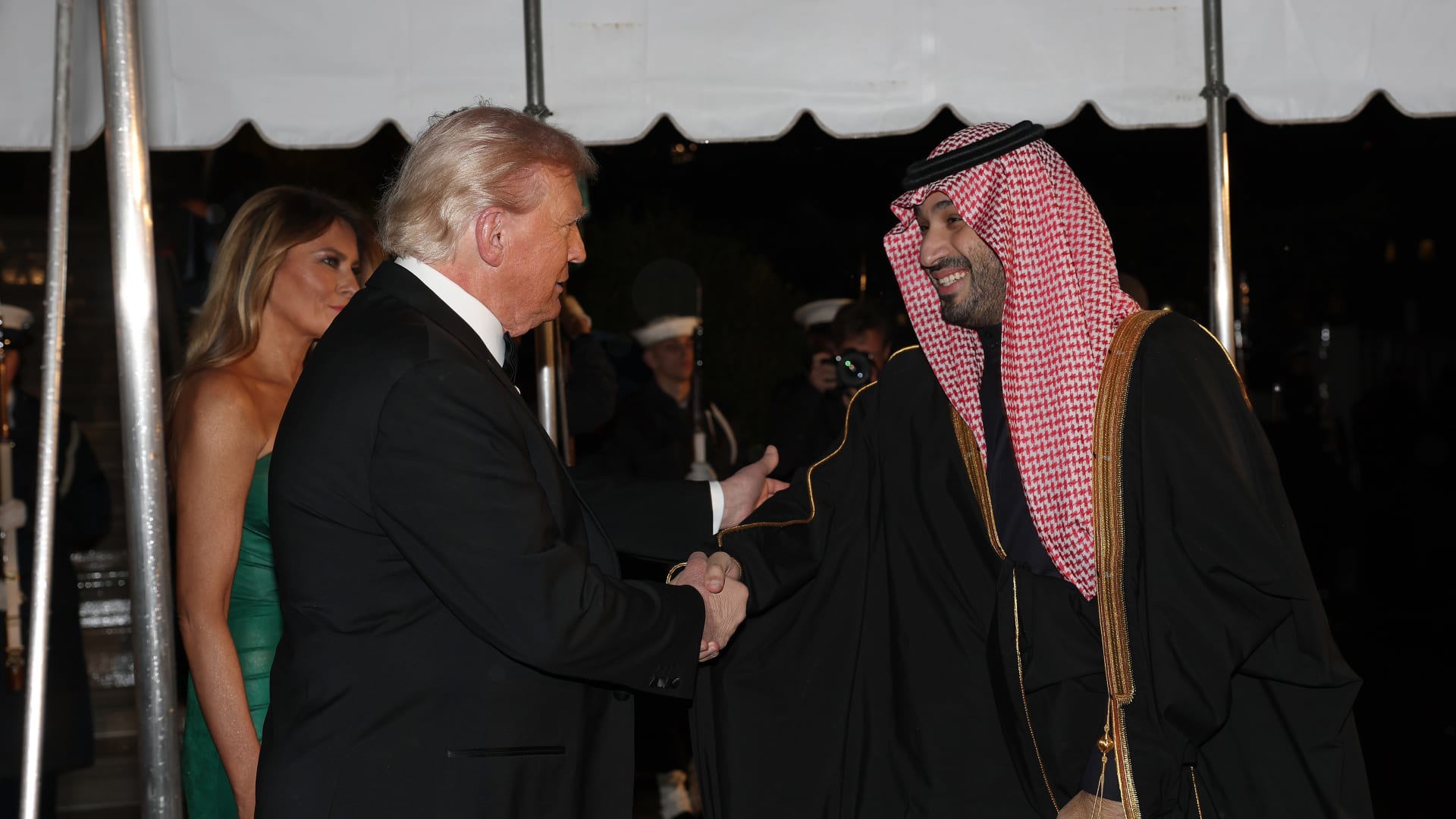 ترامب وميلانيا يرحبان بمحمد بن سلمان في البيت الأبيض لحضور مأدبة عشاء رسمية