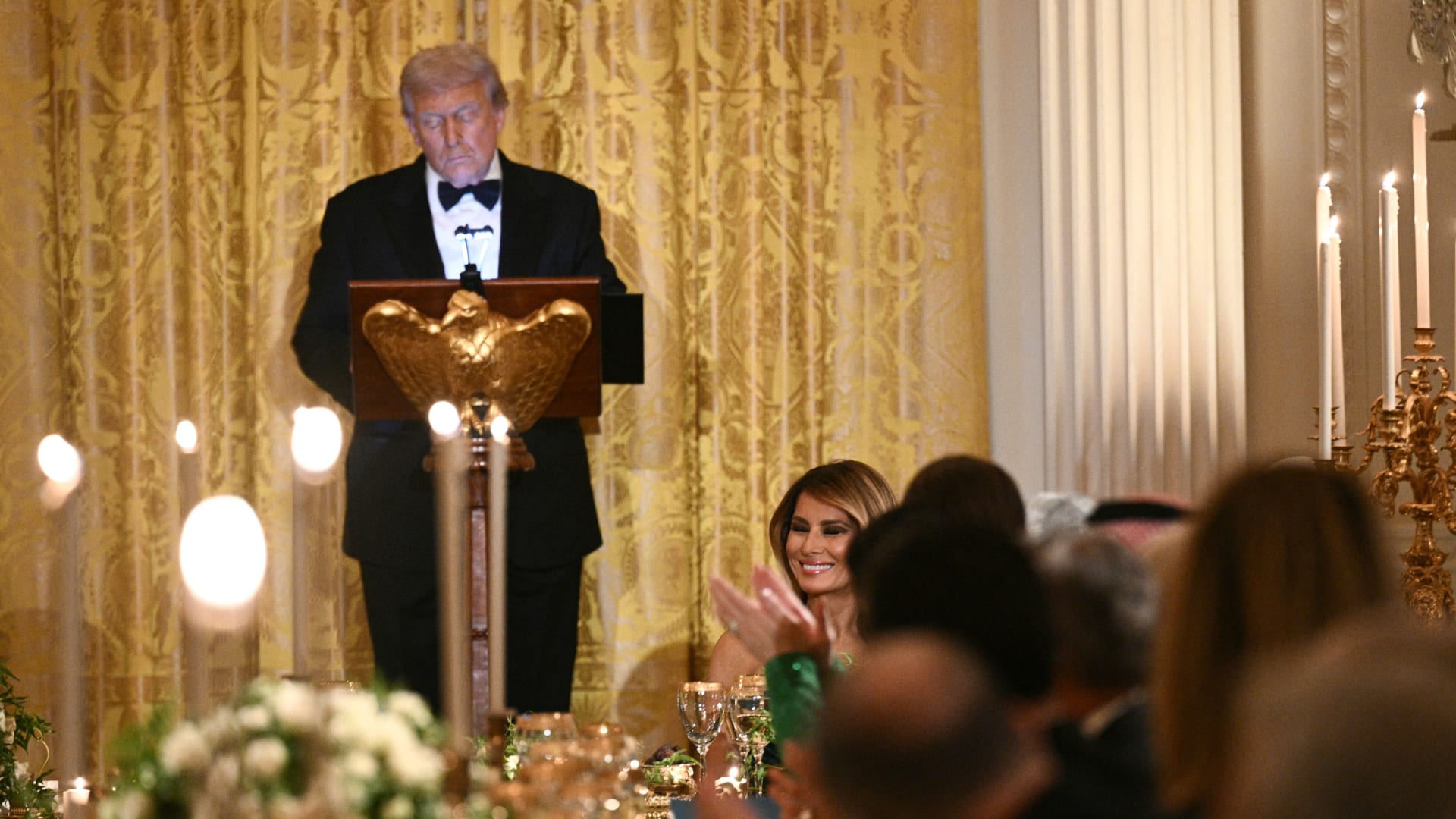 ترامب يمازح ضيوف حفل العشاء الرسمي الذي أقامه لولي العهد السعودي.. ماذا قال لرونالدو؟