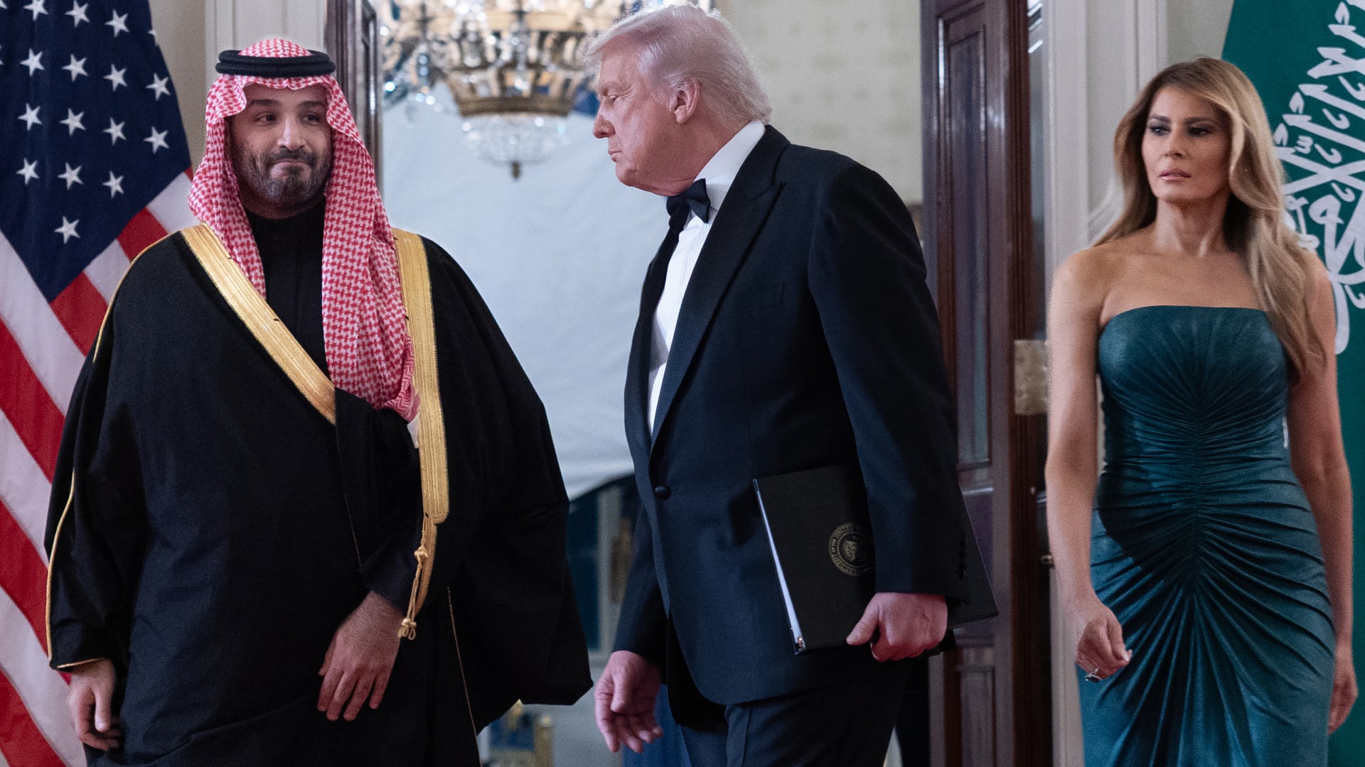 السعودية.. فستان ميلانيا ترامب باستقبال محمد بن سلمان يثير تفاعلا