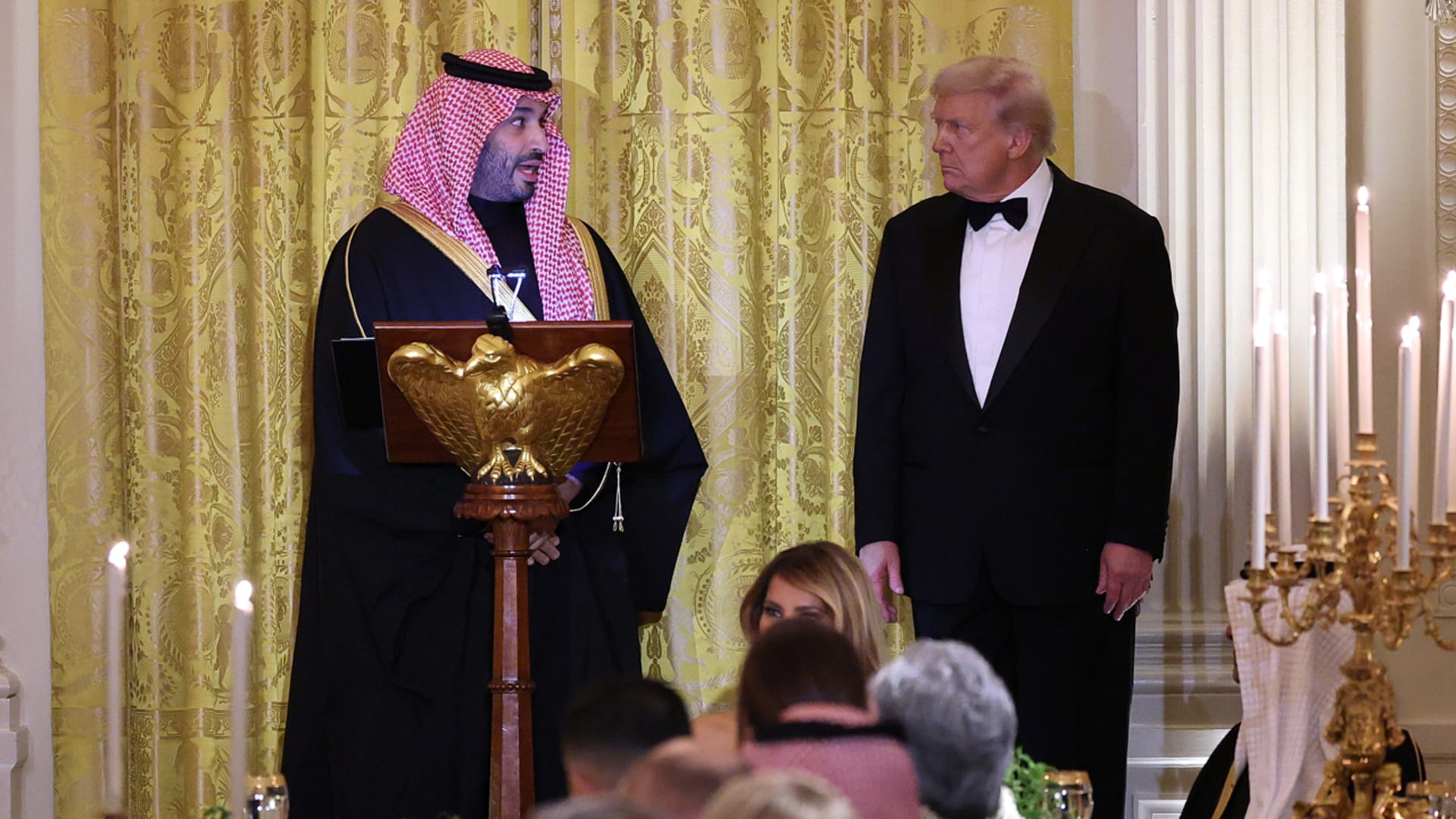 السعودية.. فيديو رد محمد بن سلمان على من راهن بارتدائه بدلة سوداء بلقاء ترامب يثير تفاعلا