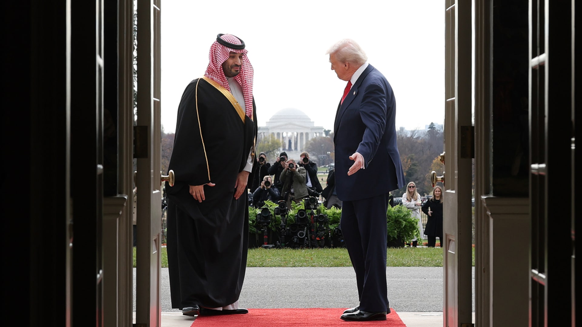 "لم يفعلها من قبل لأحد".. فيديو أسلوب استقبال ترامب لمحمد بن سلمان وما سبقه من تحضيرات يشعل تفاعلا