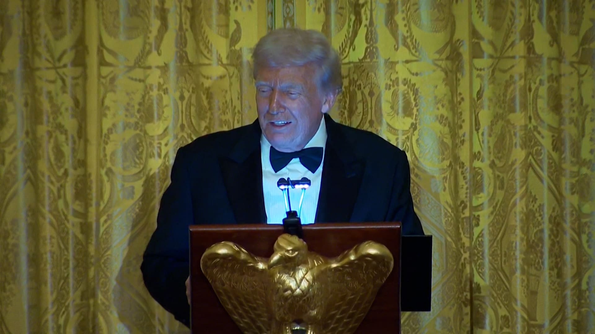 لحظة إعلان ترامب السعودية "حليفًا رئيسيًا من خارج الناتو".. وهكذا علق على رد فعل محمد بن سلمان