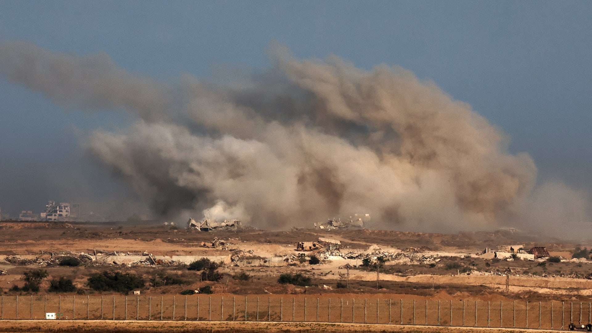 غزة: مقتل 28 فلسطينيا جراء غارات إسرائيلية.. و"حماس" تحذر من "تصعيد خطير"