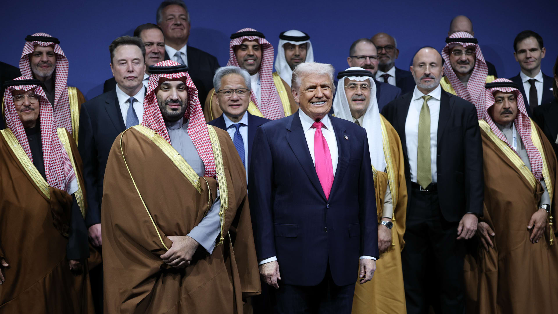 لماذا التقى أغنى رجل في العالم والرئيس التنفيذي لأهم شركة بمسؤولين سعوديين؟